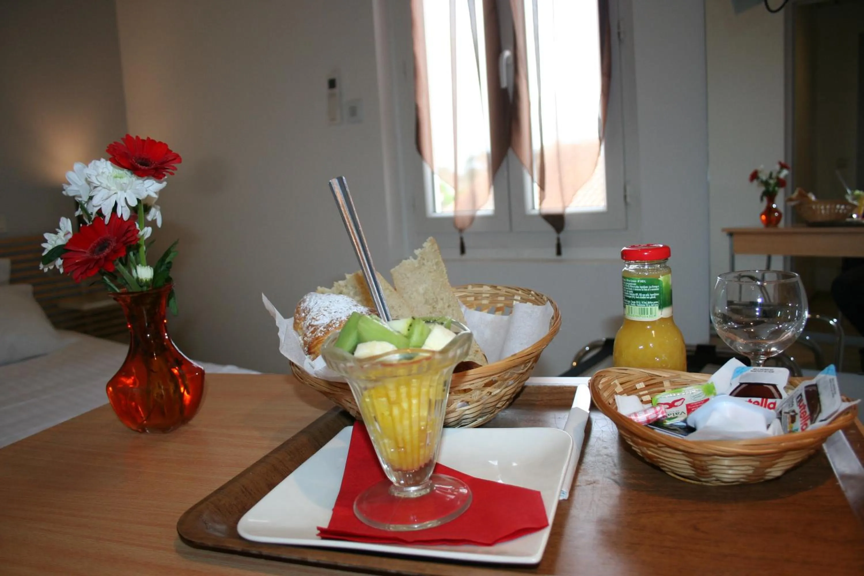 Continental breakfast in Hôtel Les Italiens