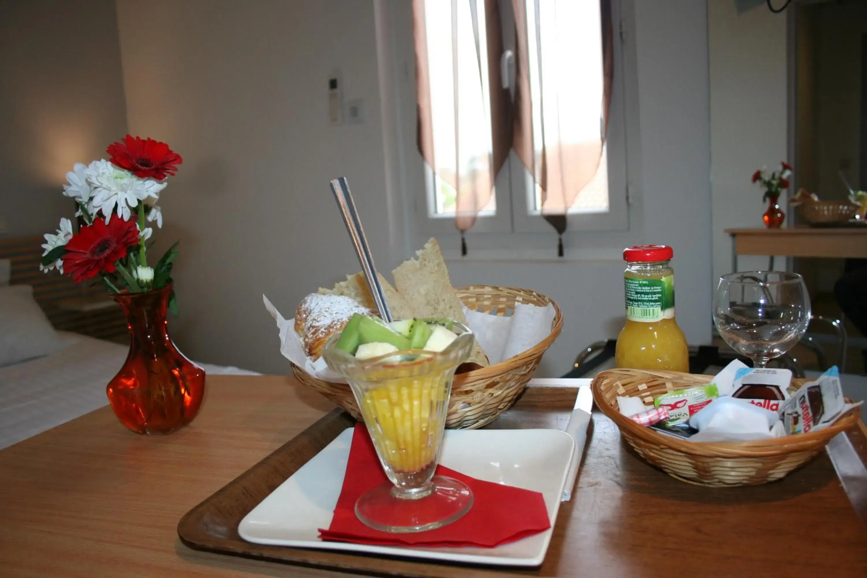 Double Room in Hôtel Les Italiens Double Room in Hôtel Les Italiens