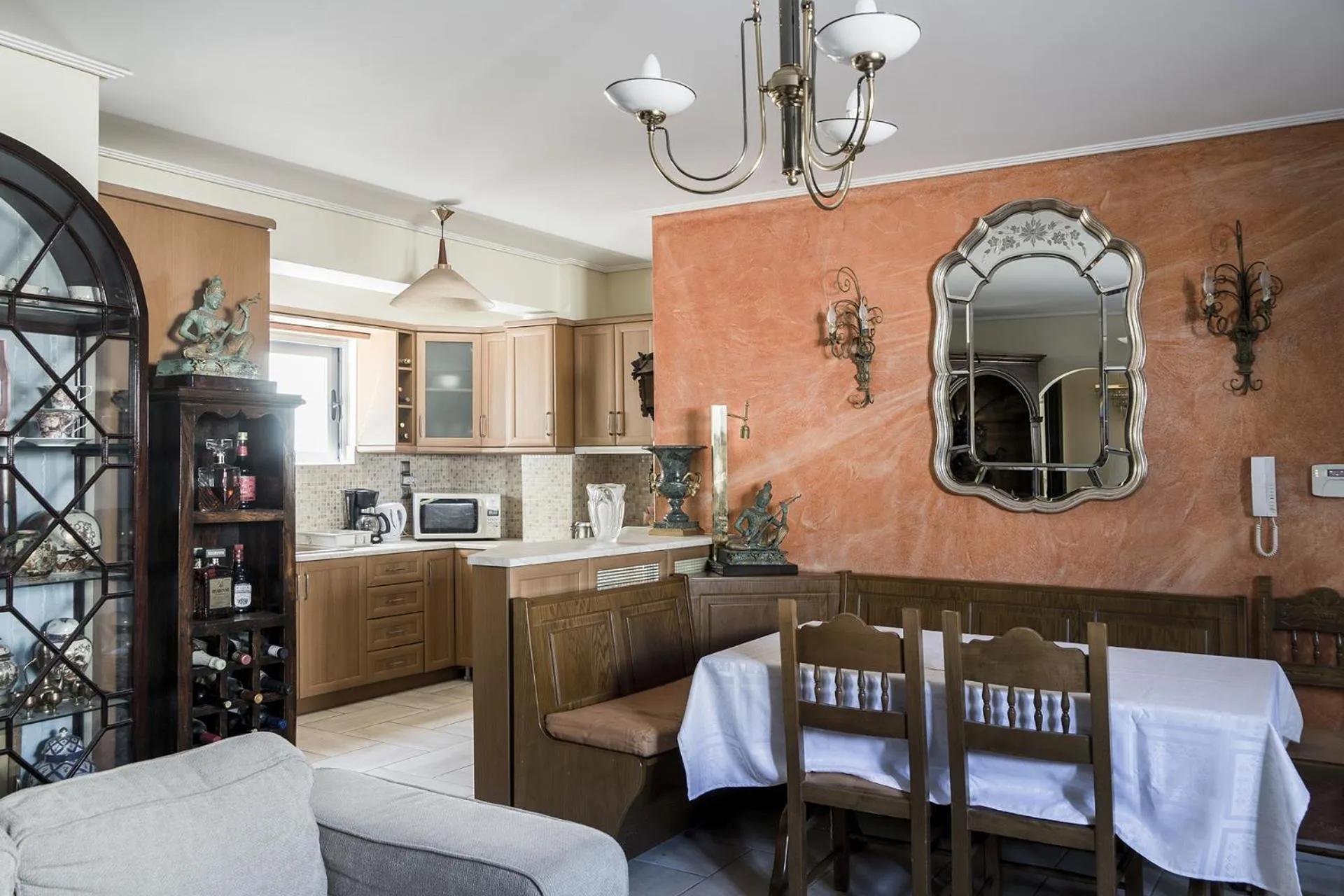 Dining area in Villa d'Irene-near athens airport , 200 meters from the beach davis