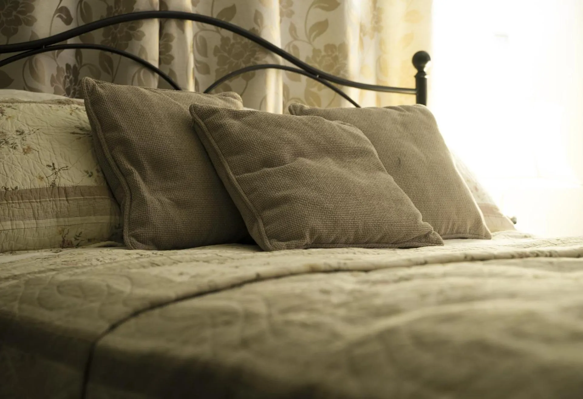 Bed in Villa d'Irene-near athens airport , 200 meters from the beach davis