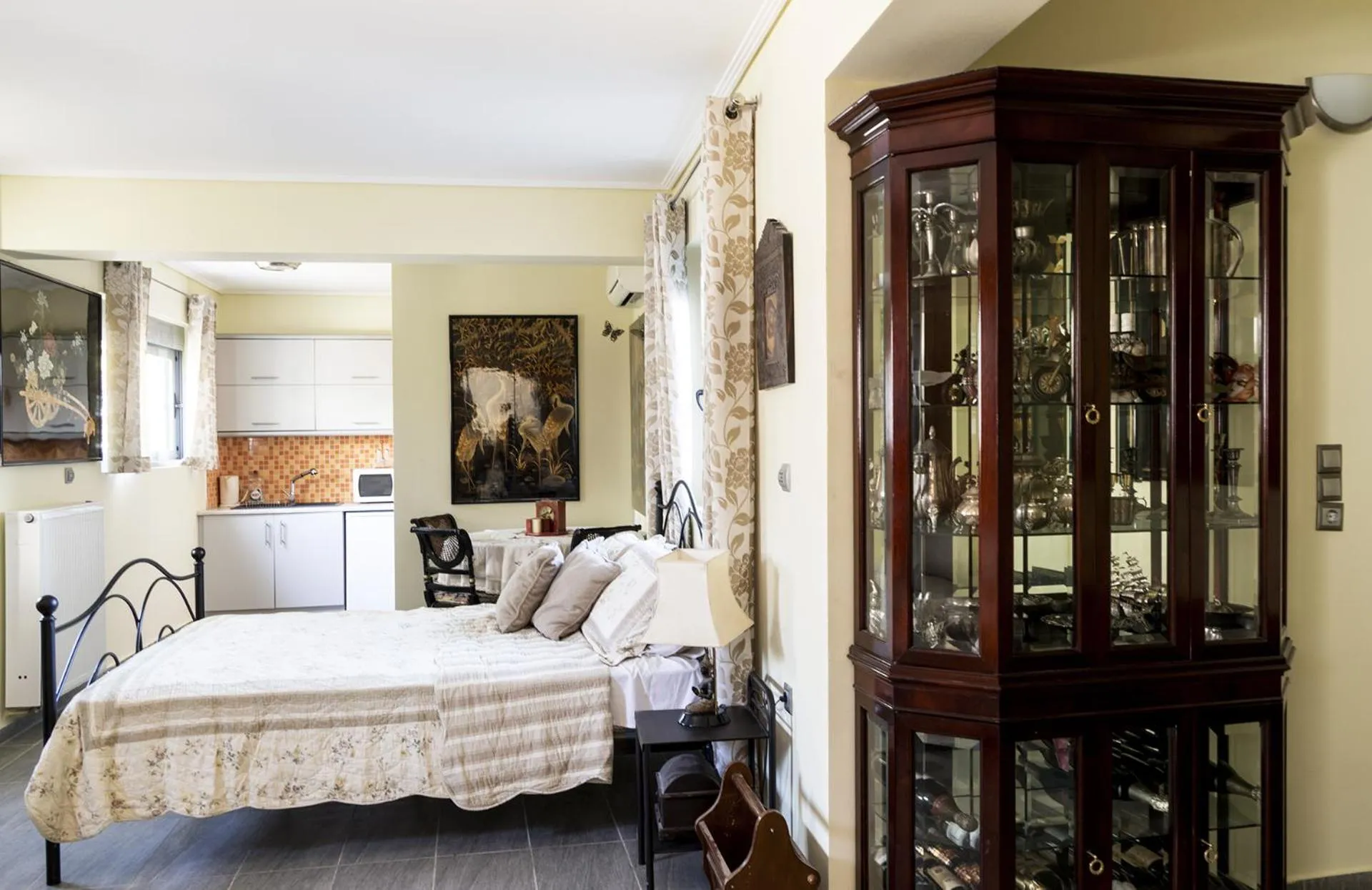 Bed in Villa d'Irene-near athens airport , 200 meters from the beach davis