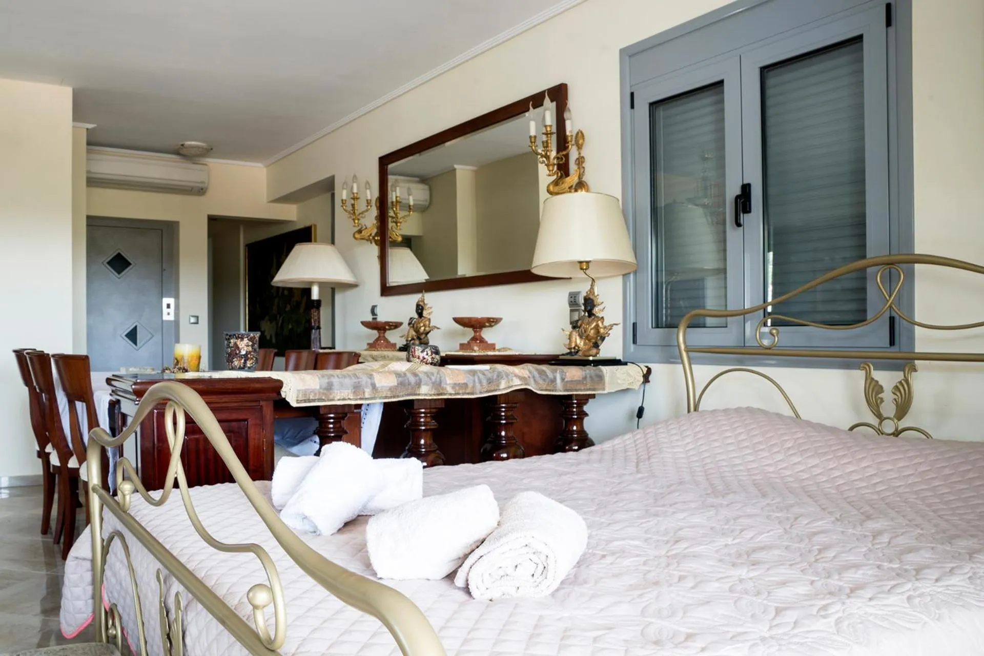 Bed in Villa d'Irene-near athens airport , 200 meters from the beach davis