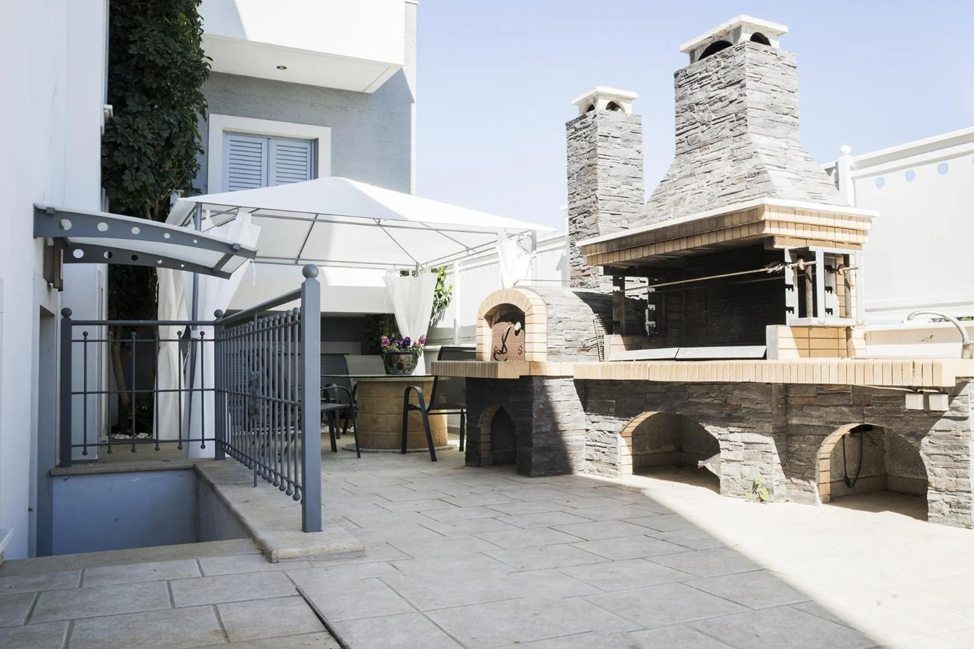 Patio in Villa d'Irene-near athens airport , 200 meters from the beach davis