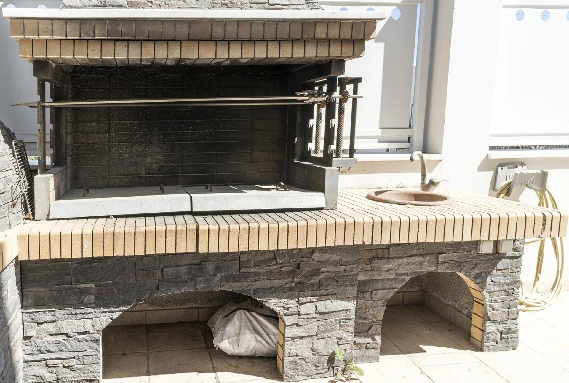 BBQ facilities in Villa d'Irene-near athens airport , 200 meters from the beach davis