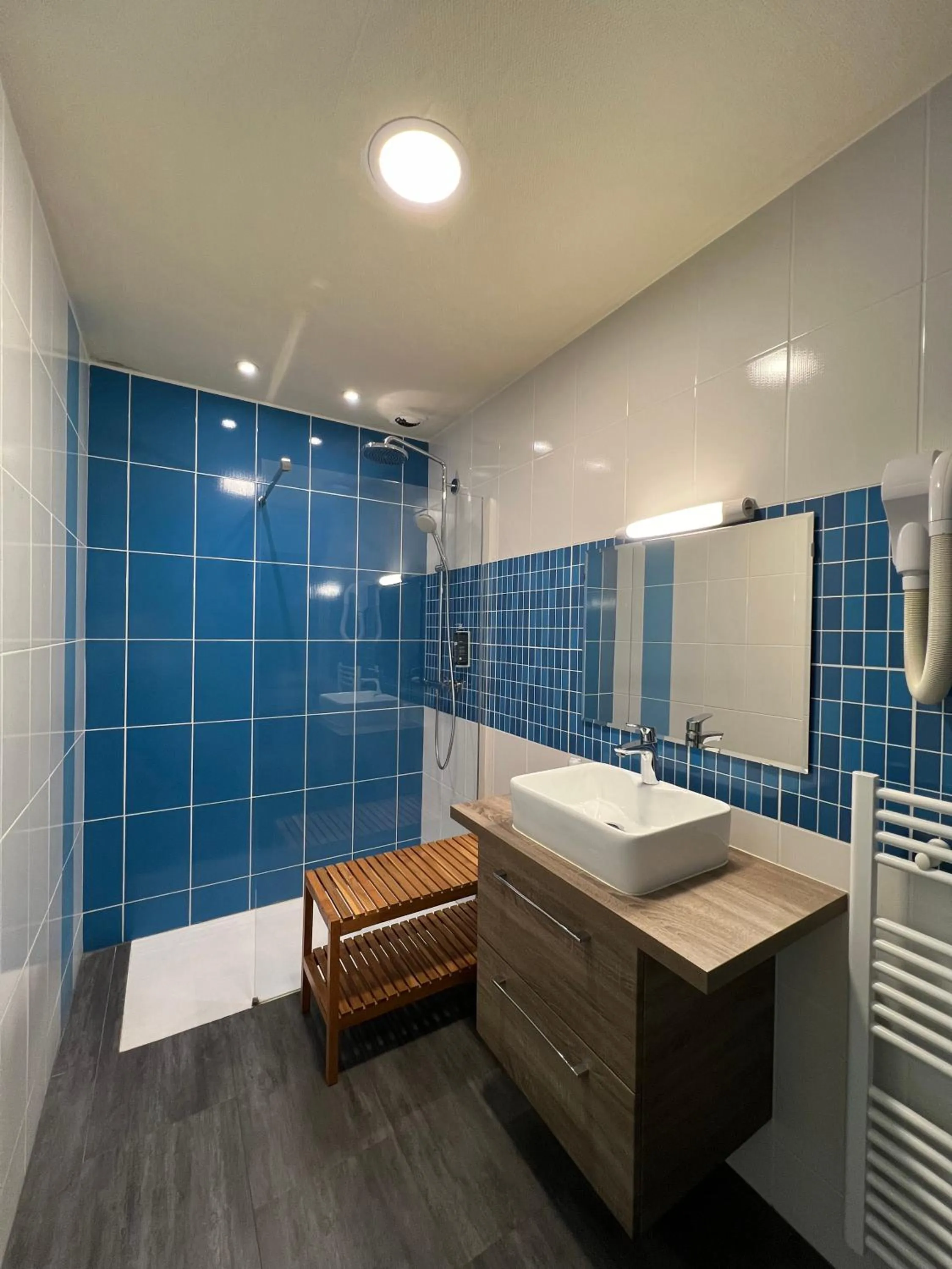 Bathroom in Brit Hotel du Parc Niort Centre-Parking gratuit