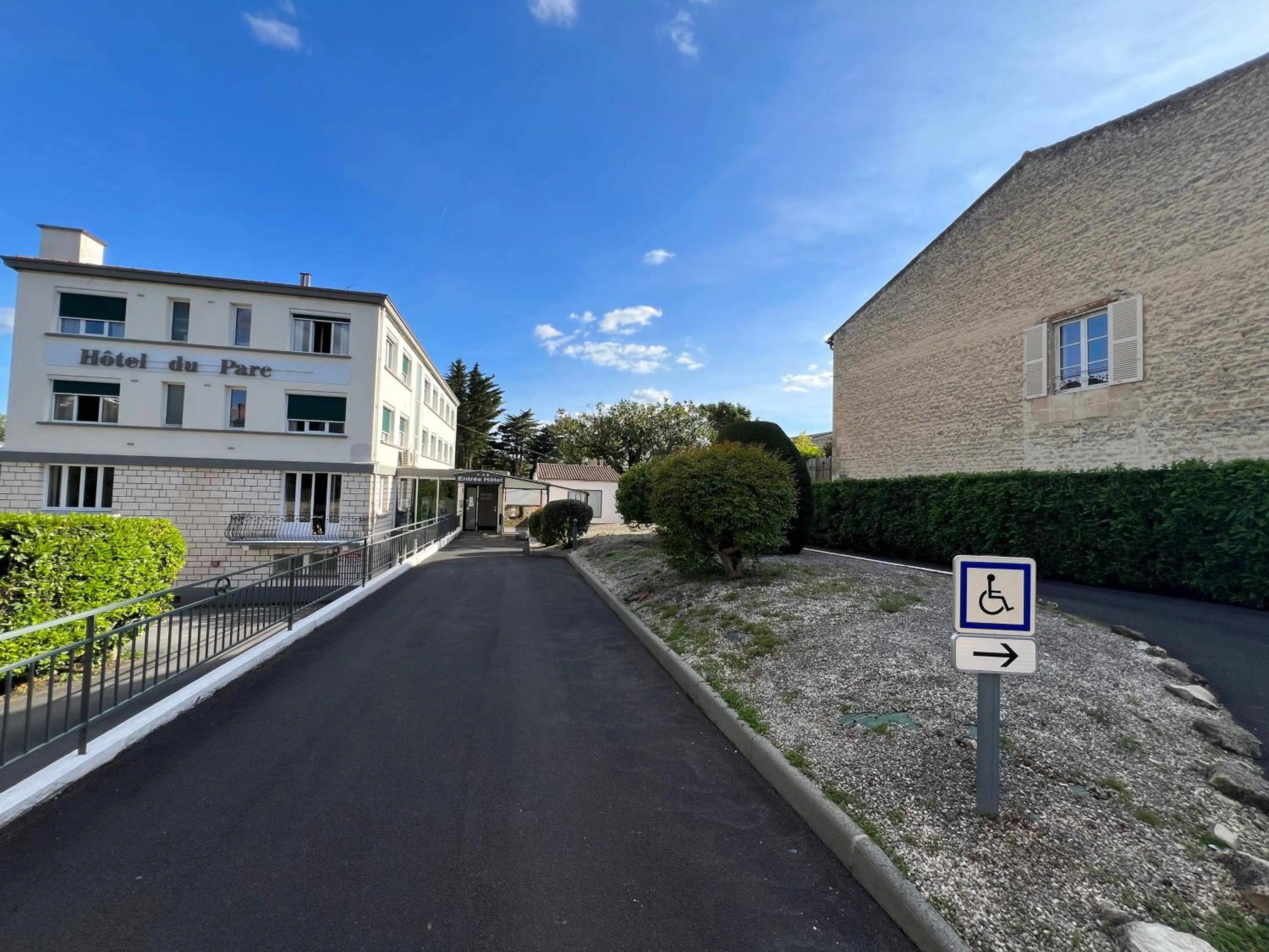 Property building in Brit Hotel du Parc Niort Centre-Parking gratuit