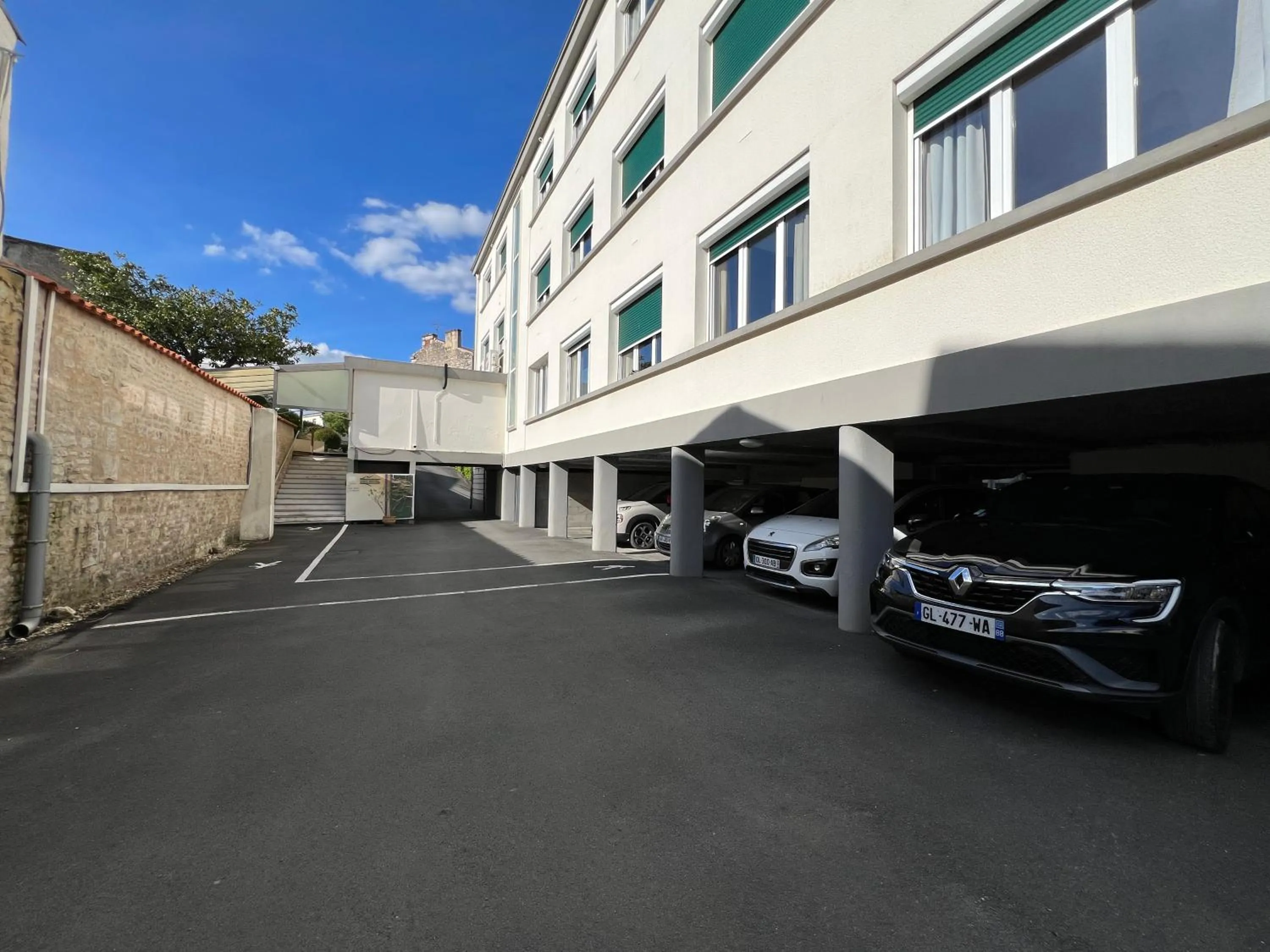 Property building in Brit Hotel du Parc Niort Centre-Parking gratuit
