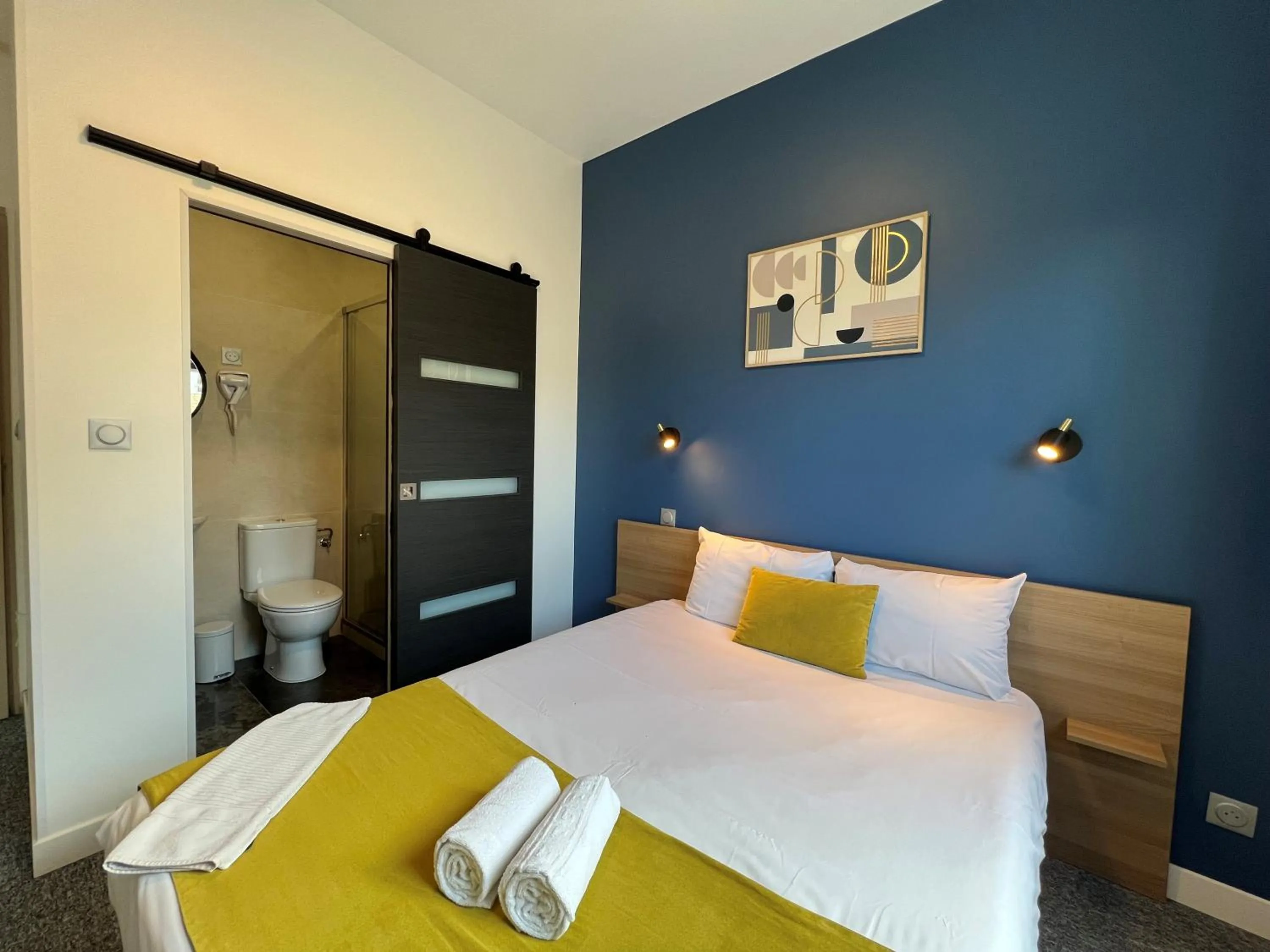 View (from property/room), Bed in Brit Hotel du Parc Niort Centre-Parking gratuit