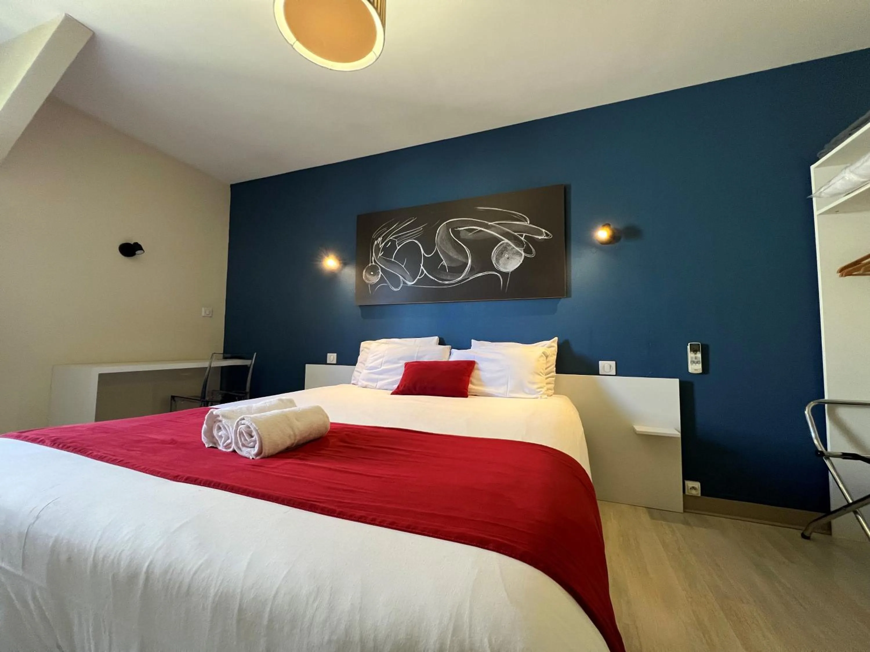 Bed in Brit Hotel du Parc Niort Centre-Parking gratuit
