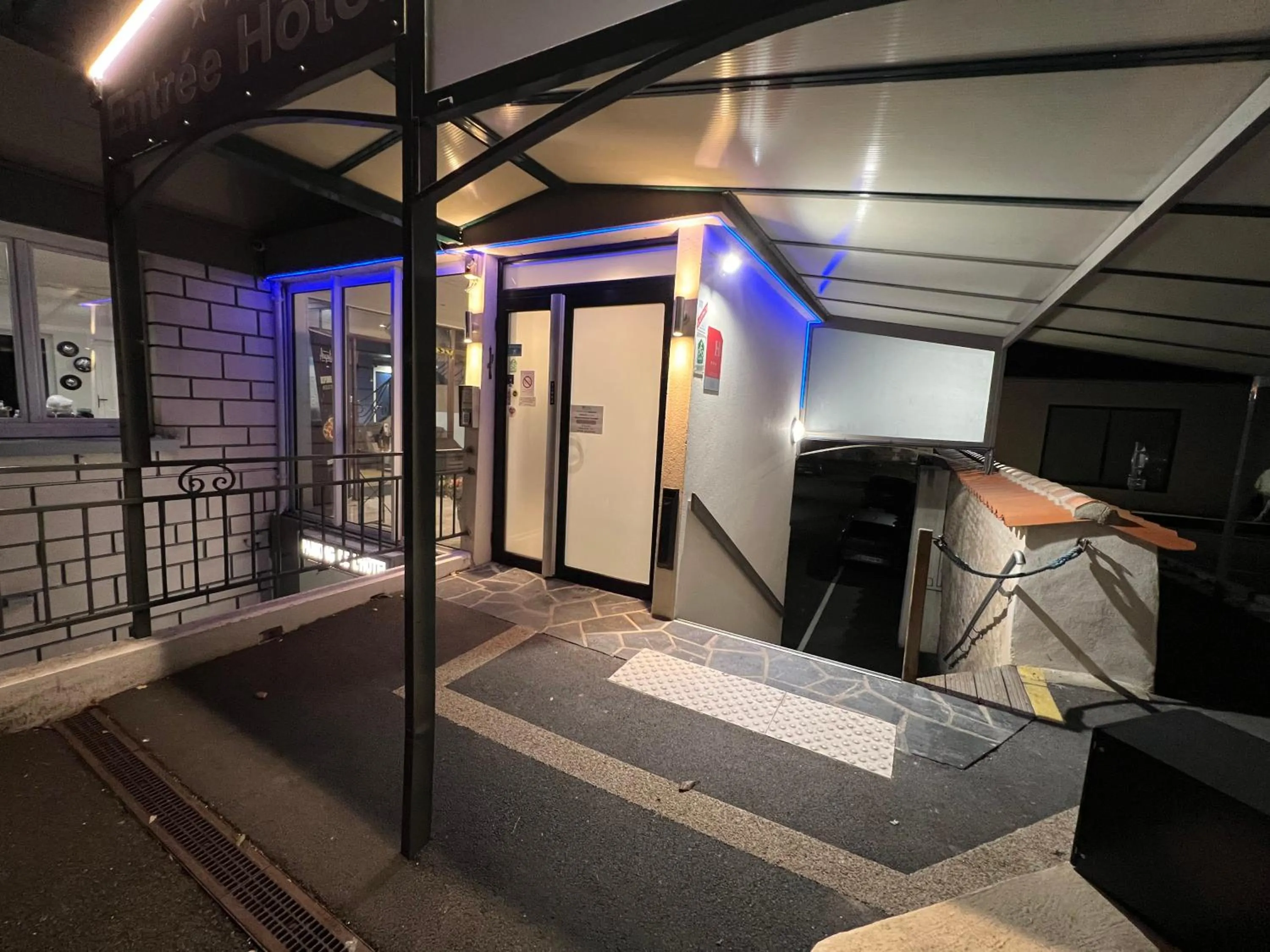 Facade/entrance in Brit Hotel du Parc Niort Centre-Parking gratuit