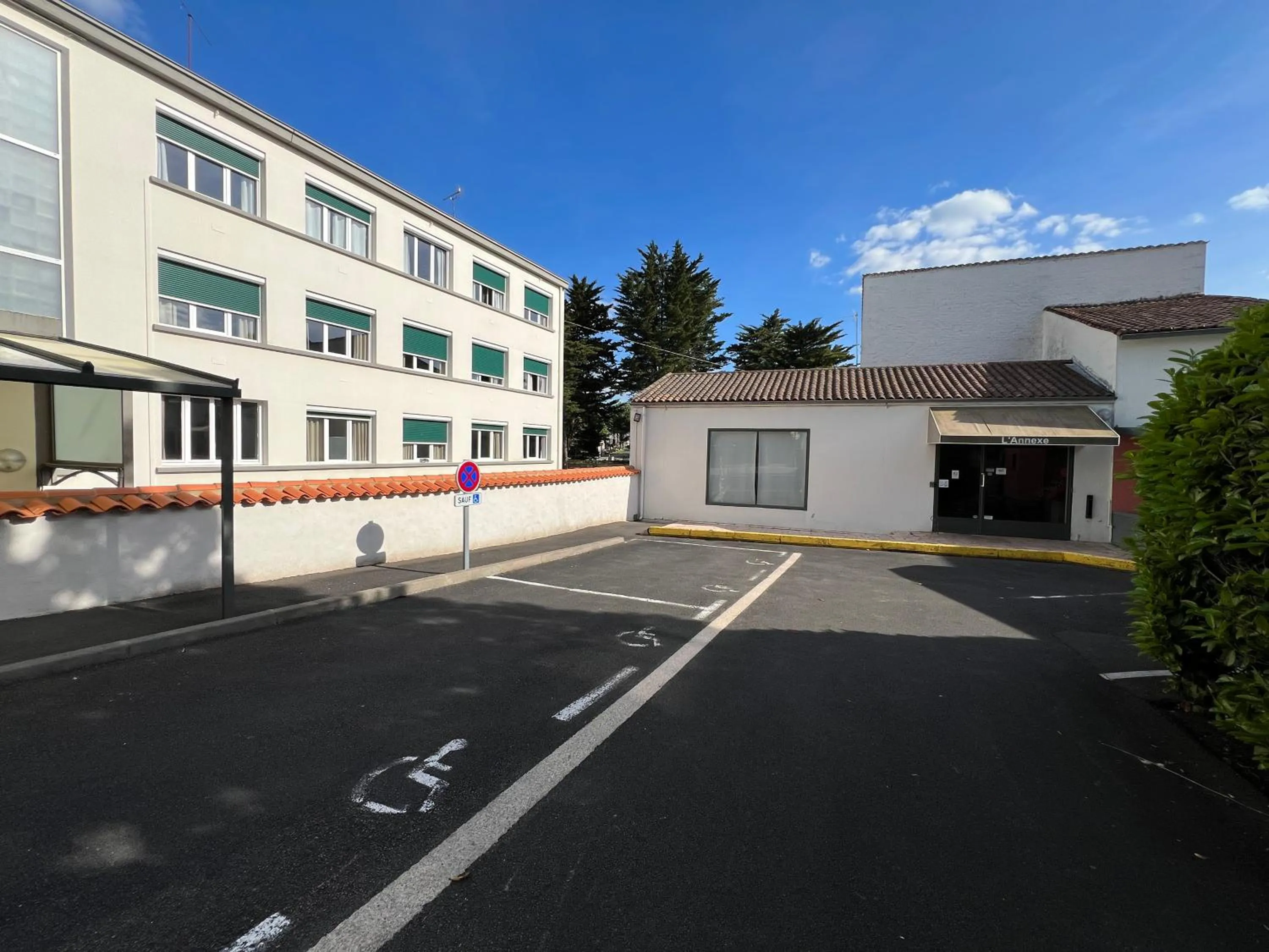 Property building in Brit Hotel du Parc Niort Centre-Parking gratuit