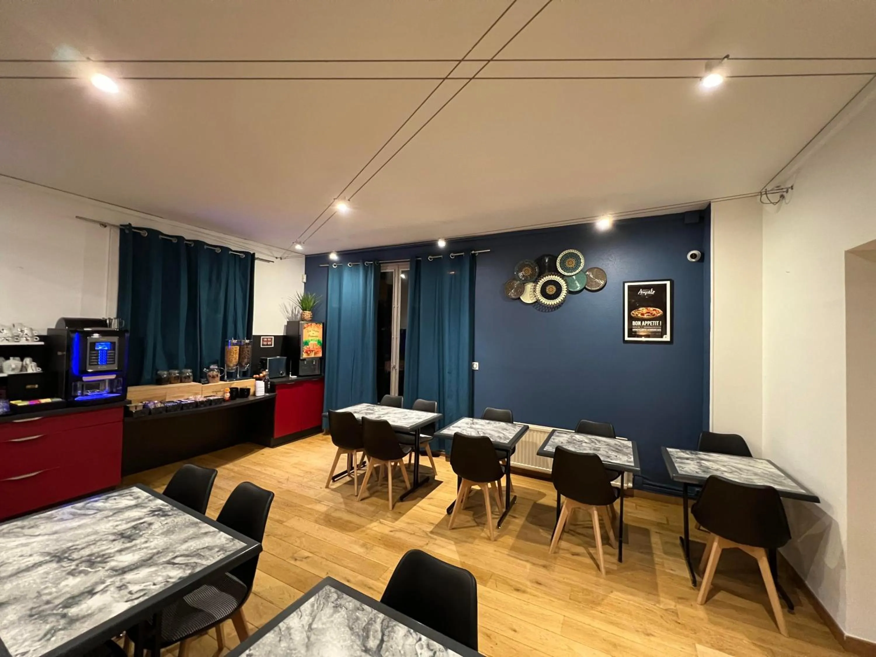 Breakfast in Brit Hotel du Parc Niort Centre-Parking gratuit