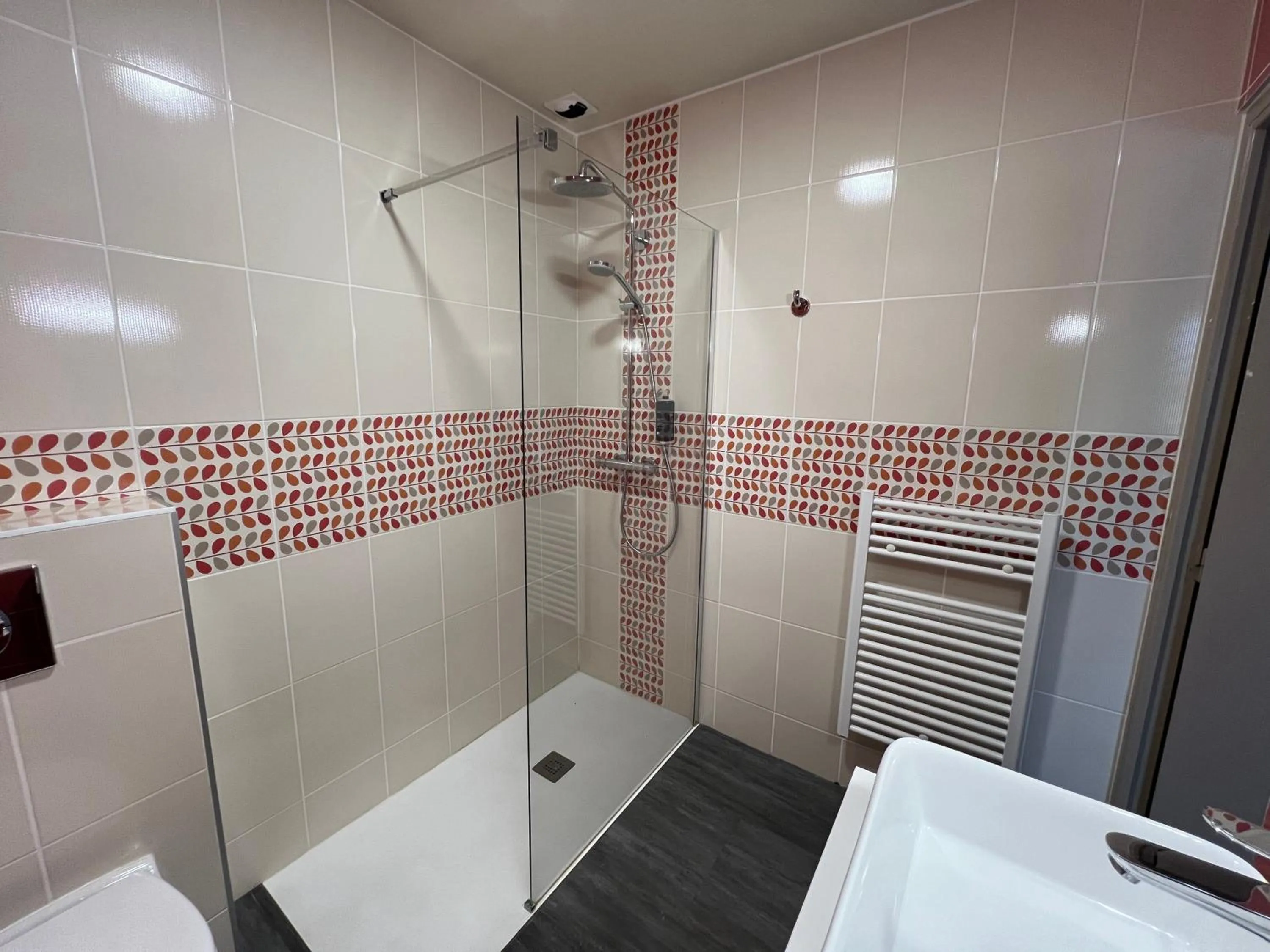 Bathroom in Brit Hotel du Parc Niort Centre-Parking gratuit