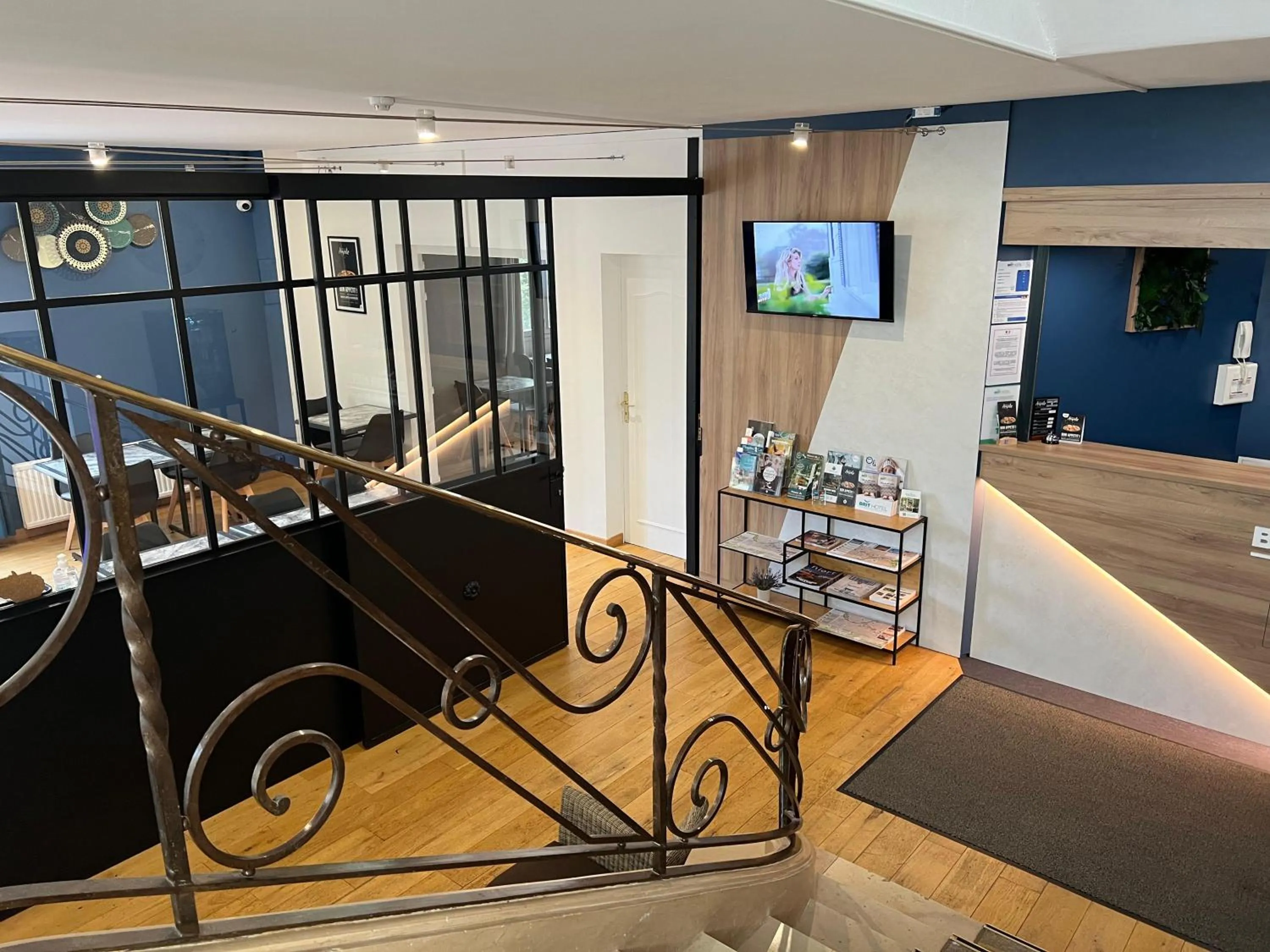 Lobby or reception in Brit Hotel du Parc Niort Centre-Parking gratuit