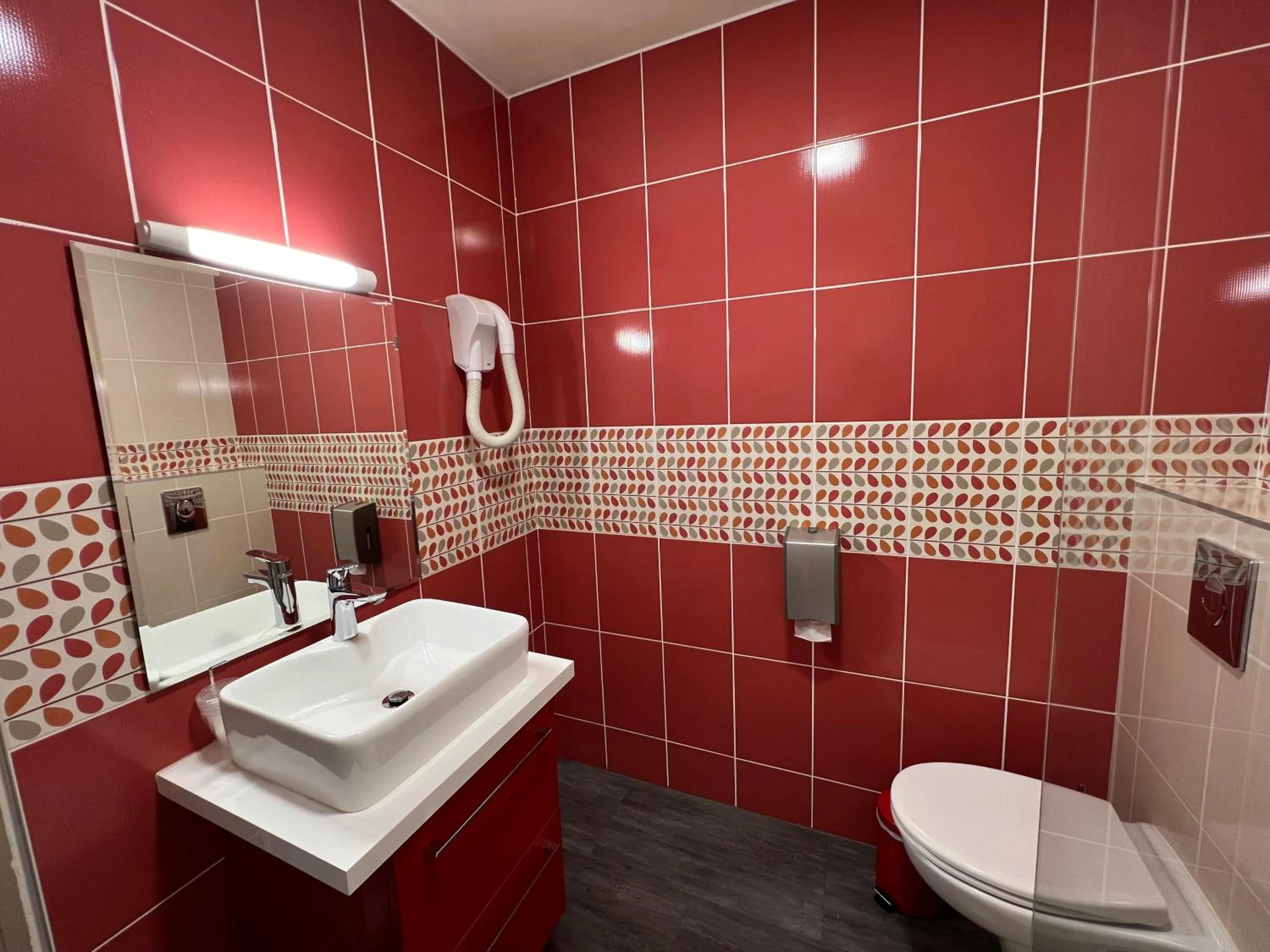 Bathroom in Brit Hotel du Parc Niort Centre-Parking gratuit