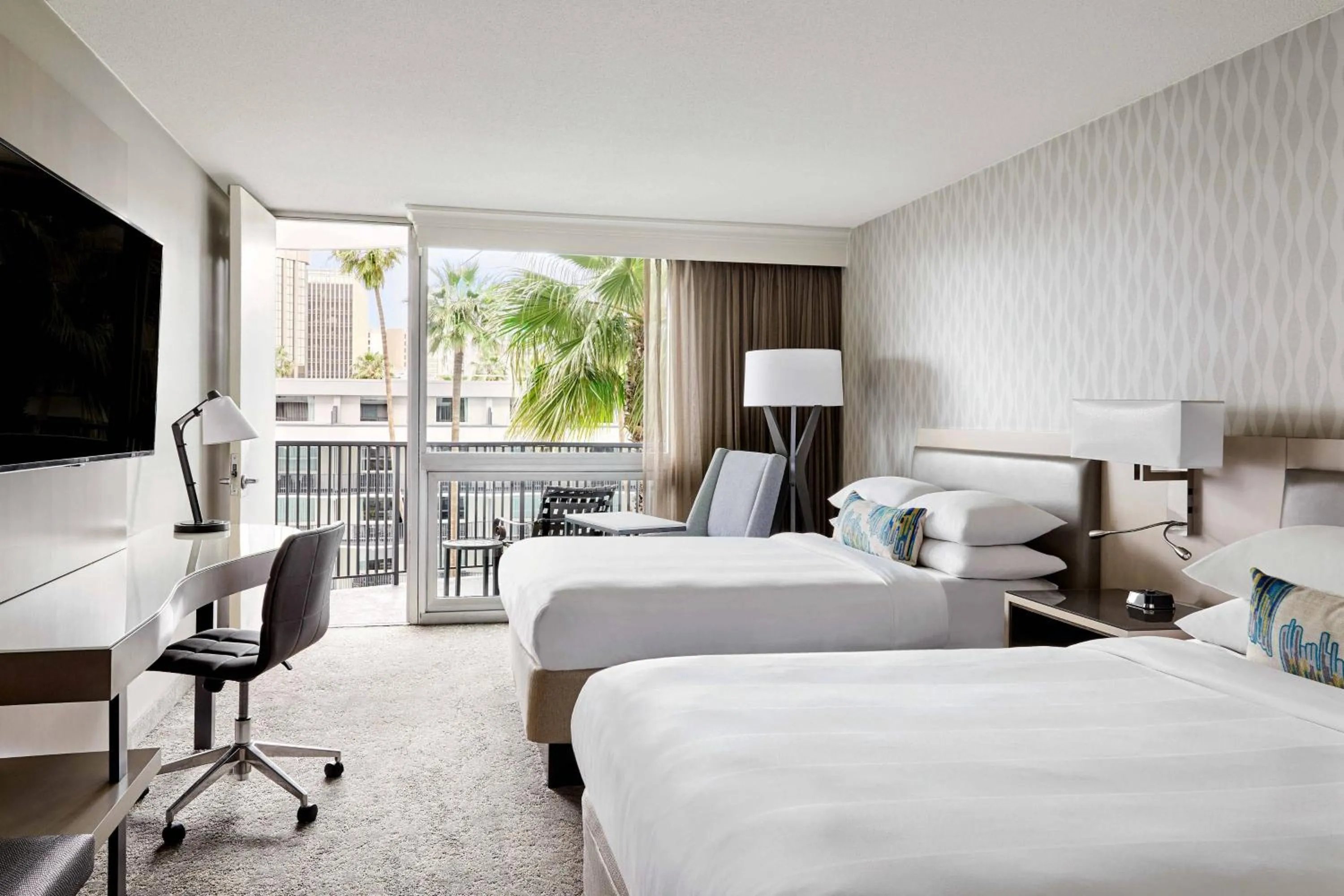 Swimming pool, Bed in Los Angeles Airport Marriott
