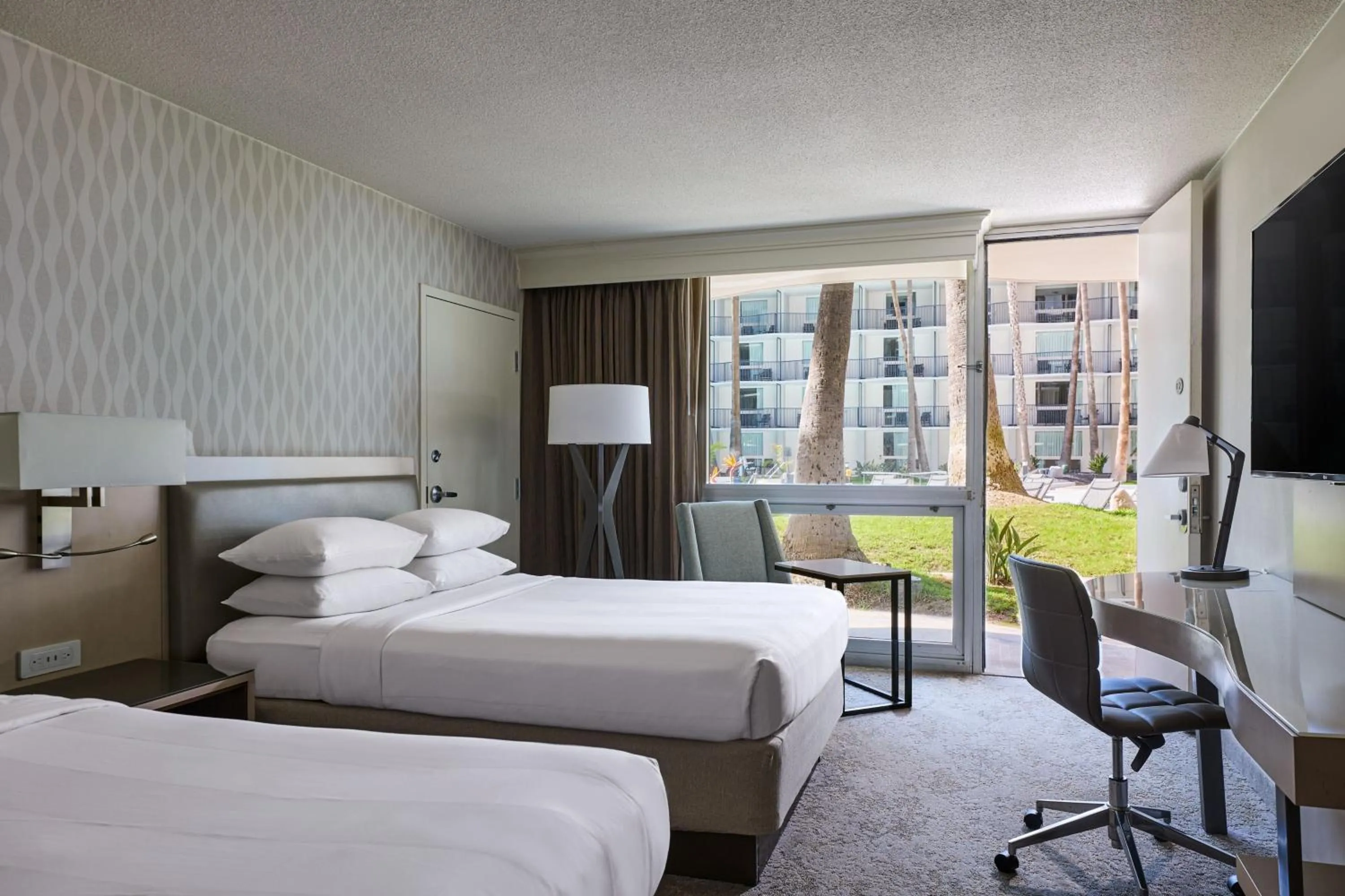Swimming pool, Bed in Los Angeles Airport Marriott