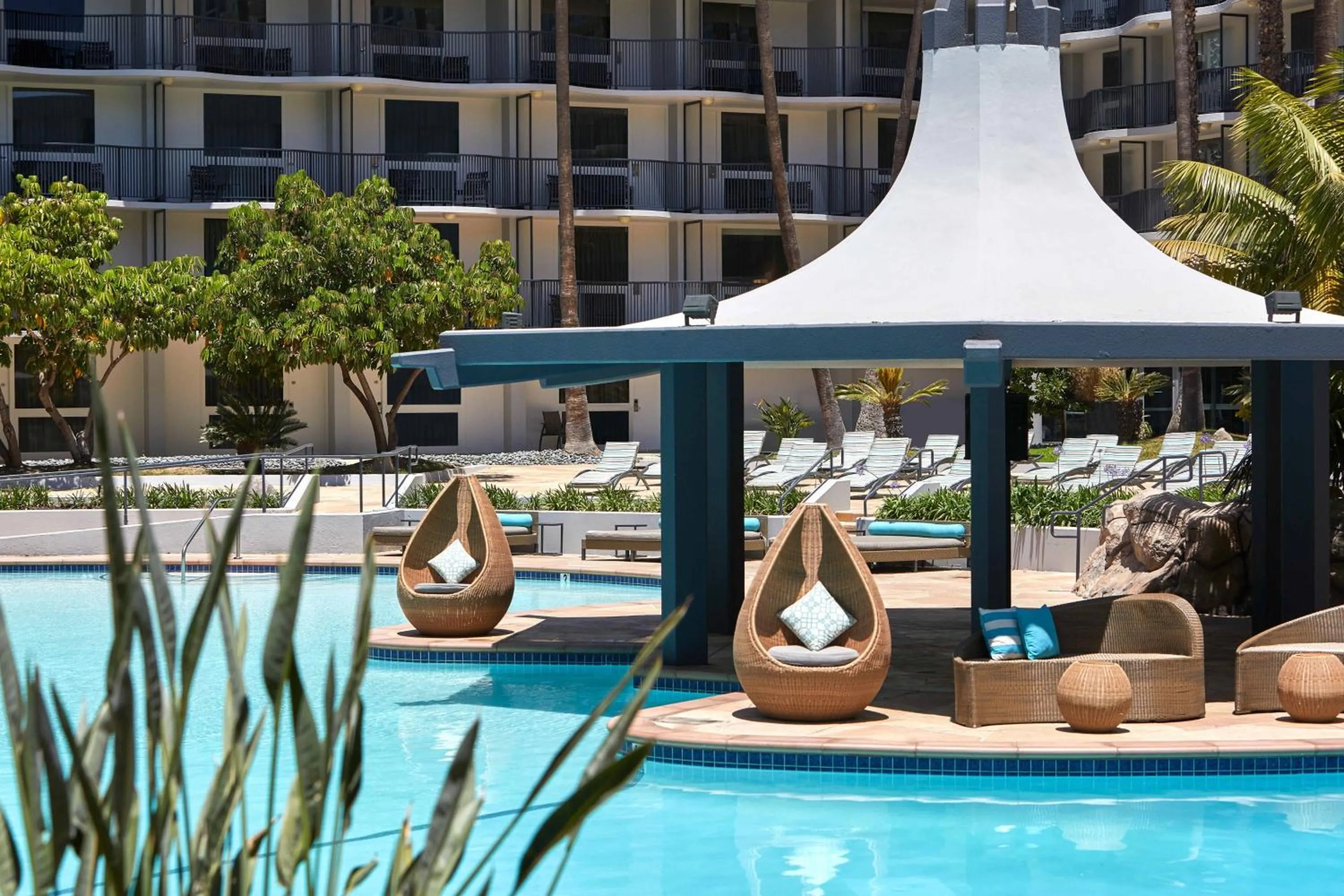 Swimming pool in Los Angeles Airport Marriott