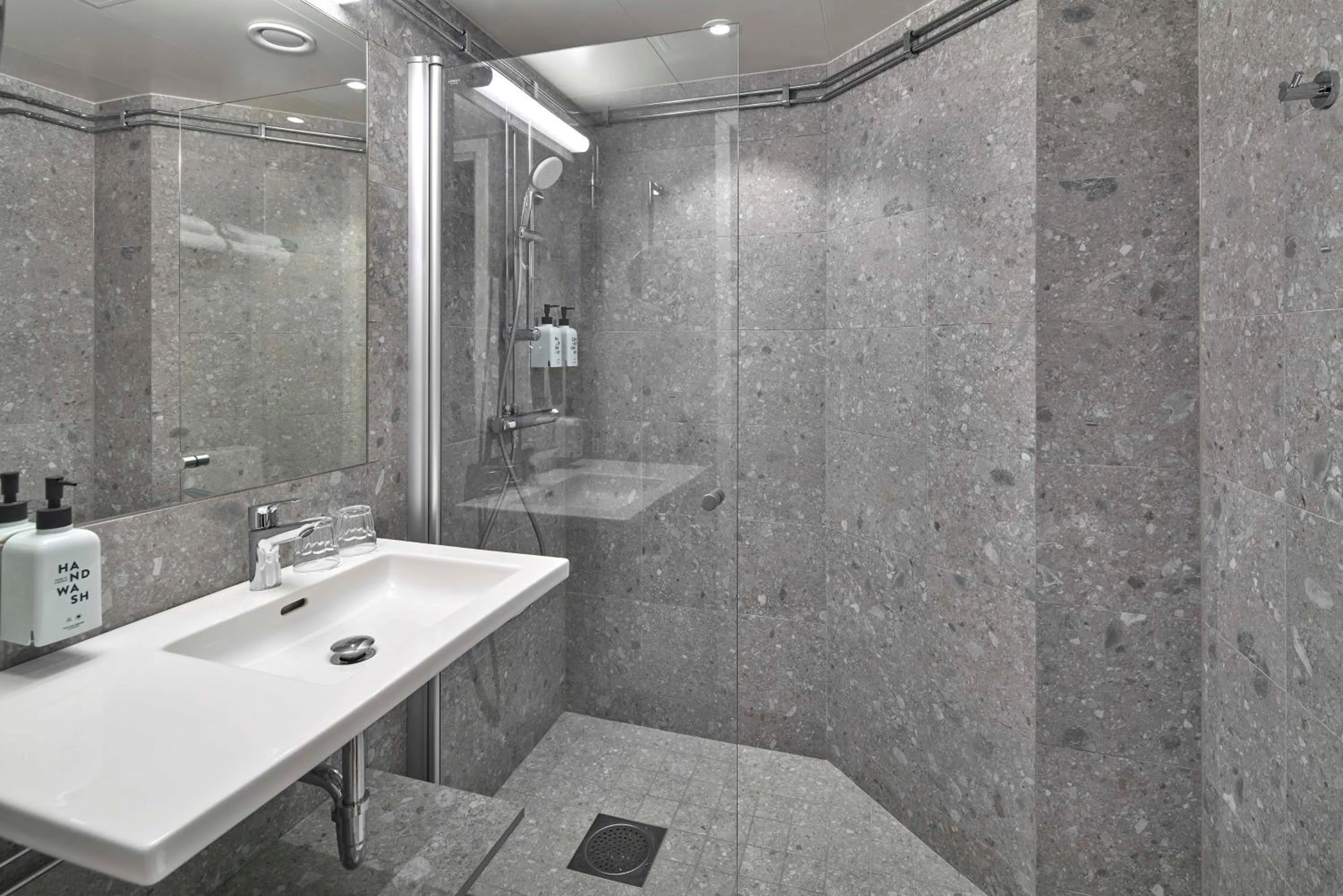 Bathroom in Scandic Lugnet