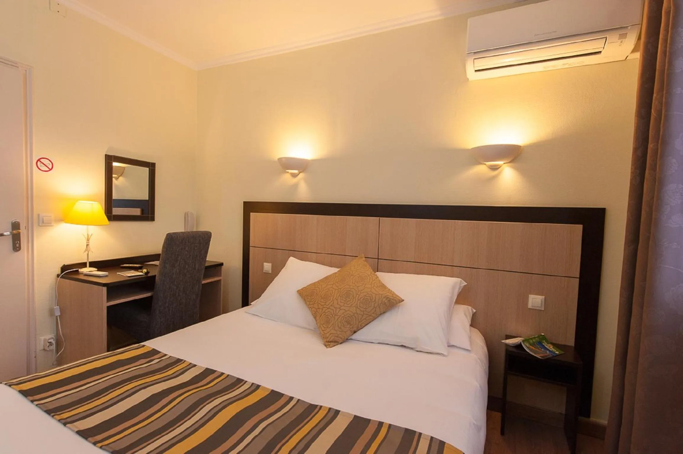 Bedroom, Bed in Hotel Sainte Anne - Apt