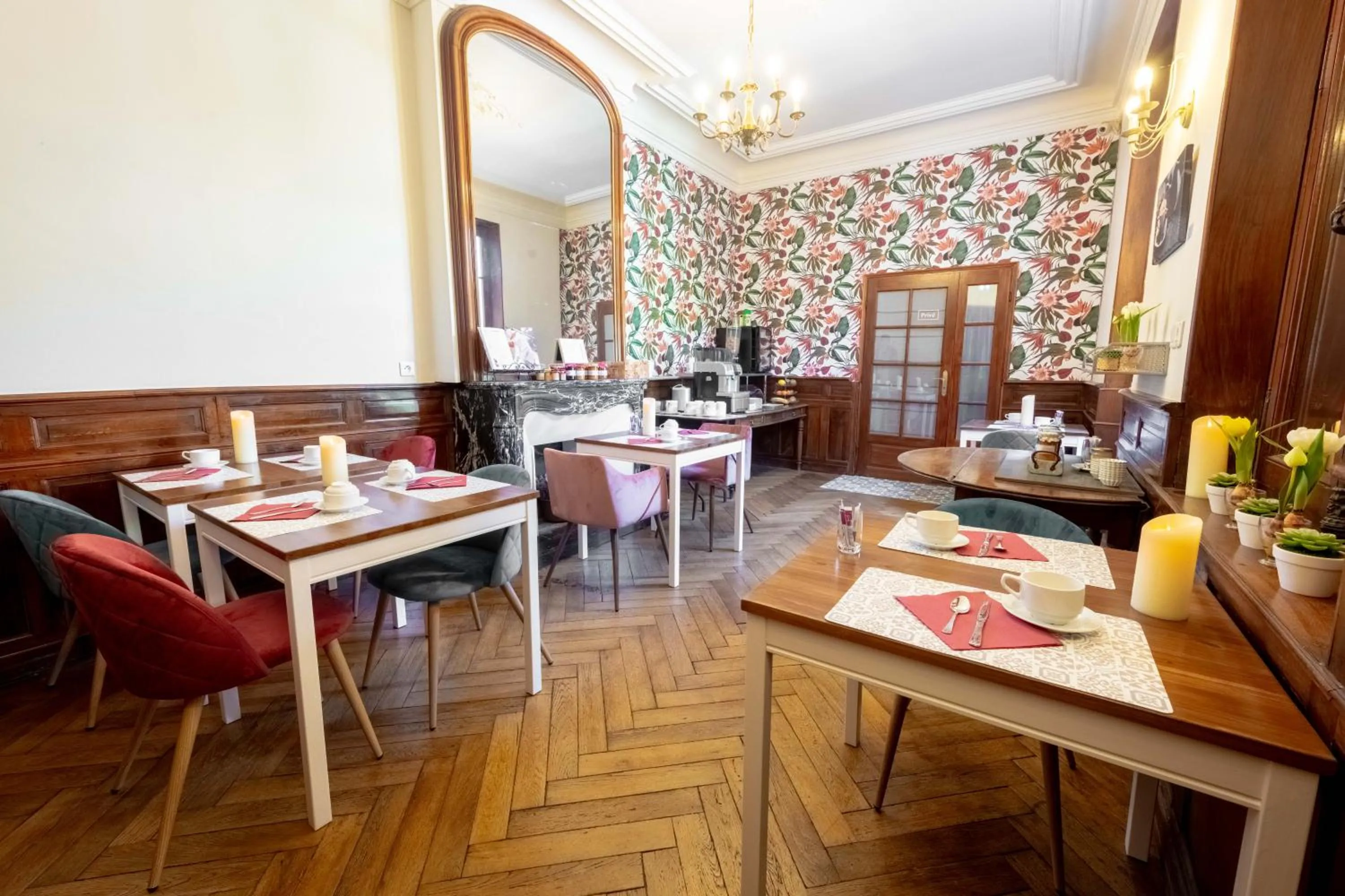 Restaurant/places to eat in Hotel Sainte Anne - Apt