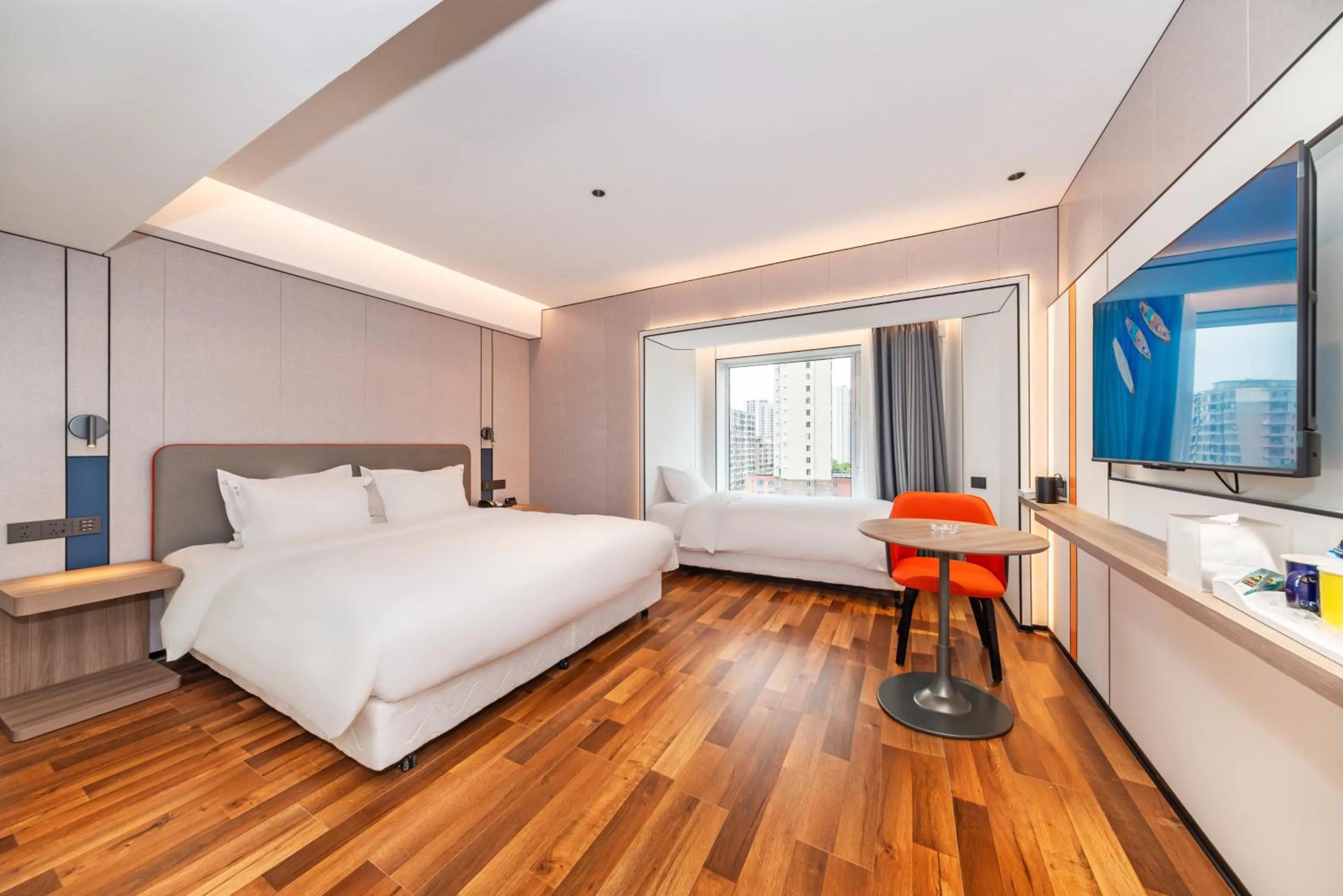 Photo of the whole room, Bed in Holiday Inn Express Chengde Downtown by IHG