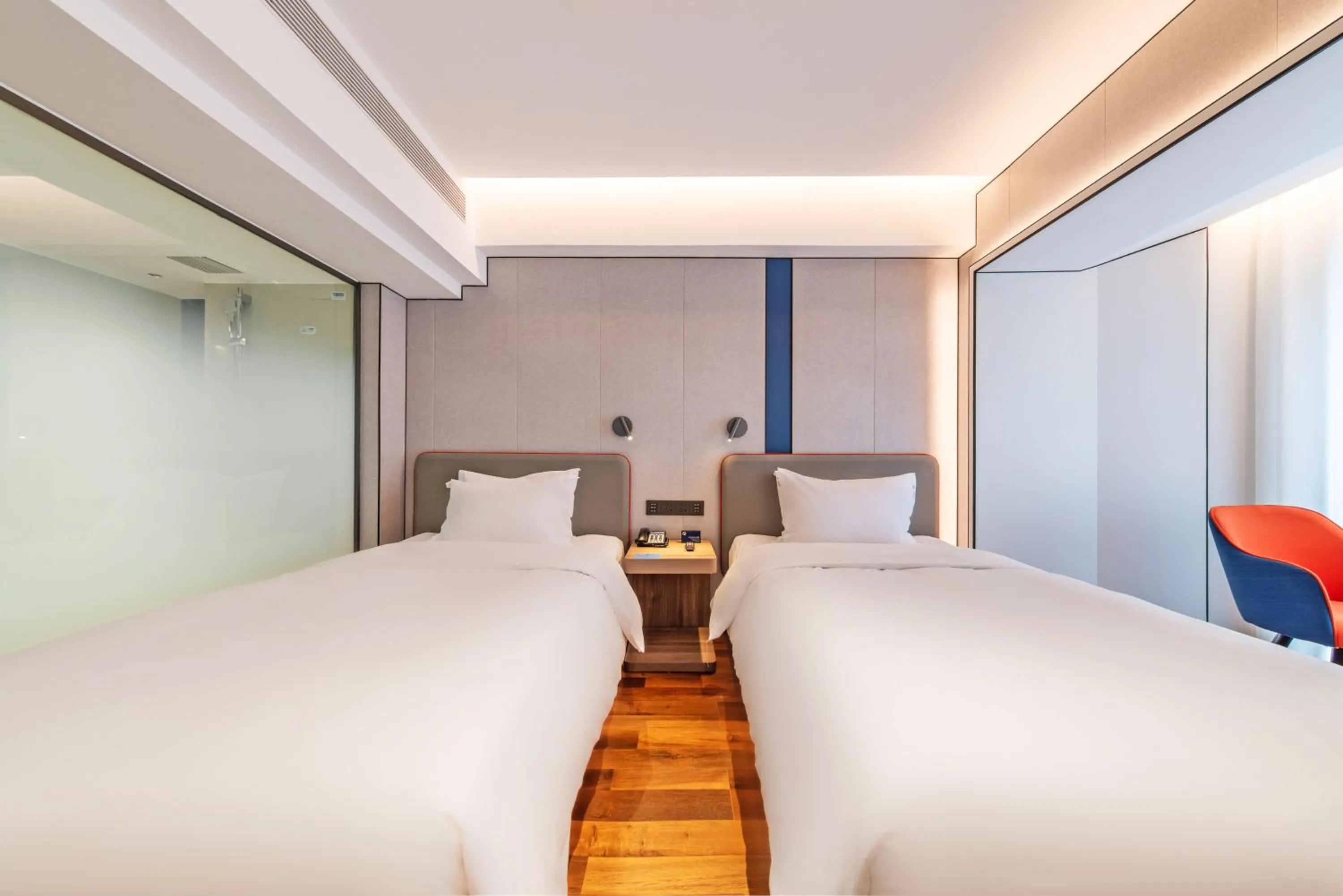 Photo of the whole room, Bed in Holiday Inn Express Chengde Downtown by IHG