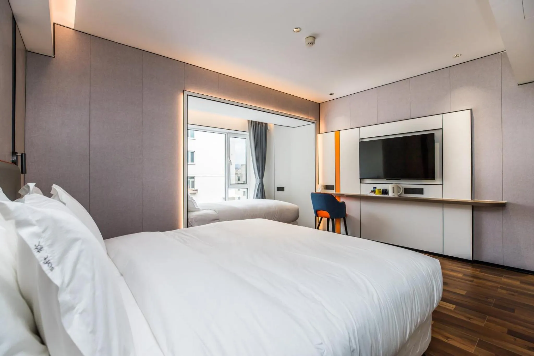 Bedroom, Bed in Holiday Inn Express Chengde Downtown by IHG