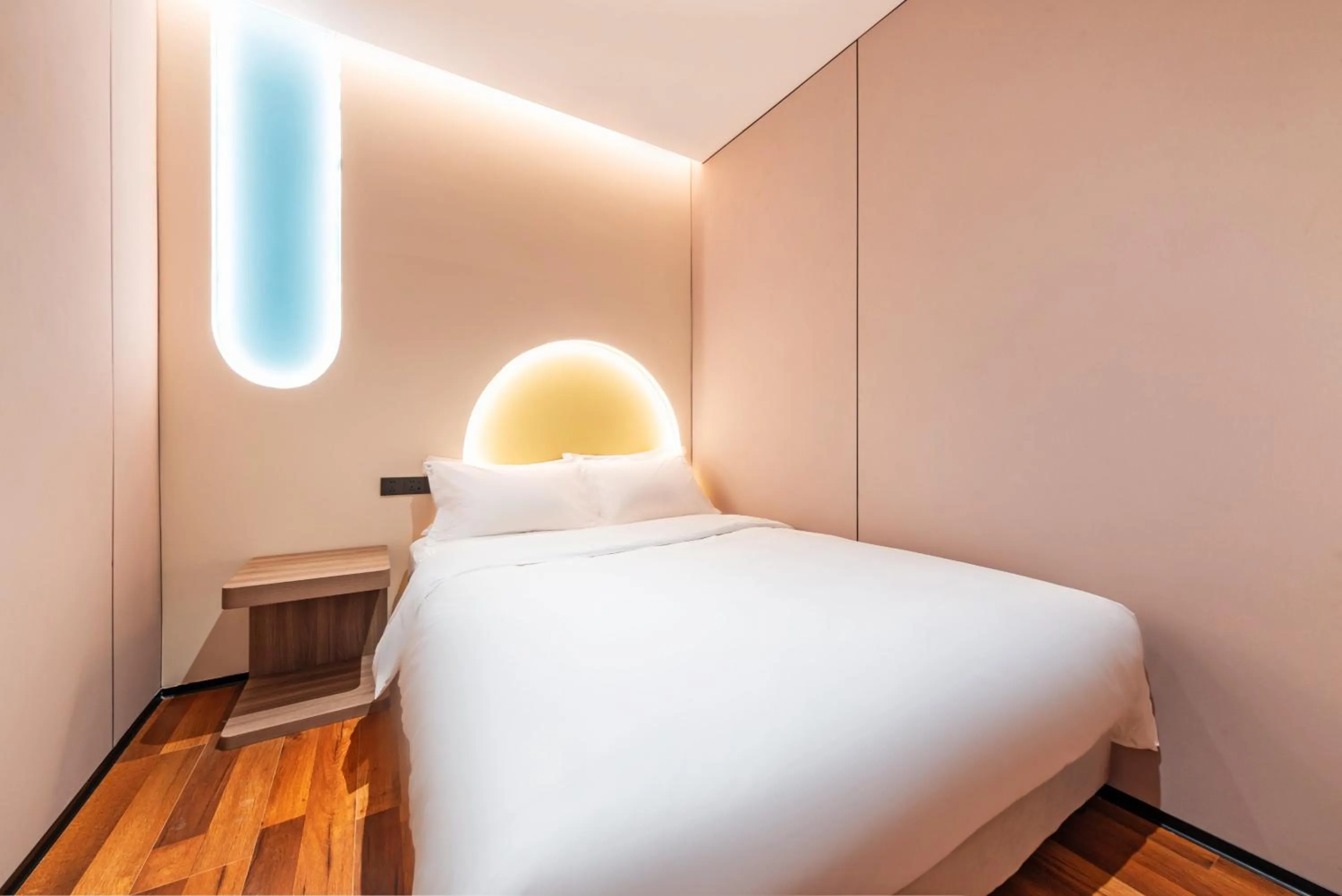 Photo of the whole room, Bed in Holiday Inn Express Chengde Downtown by IHG