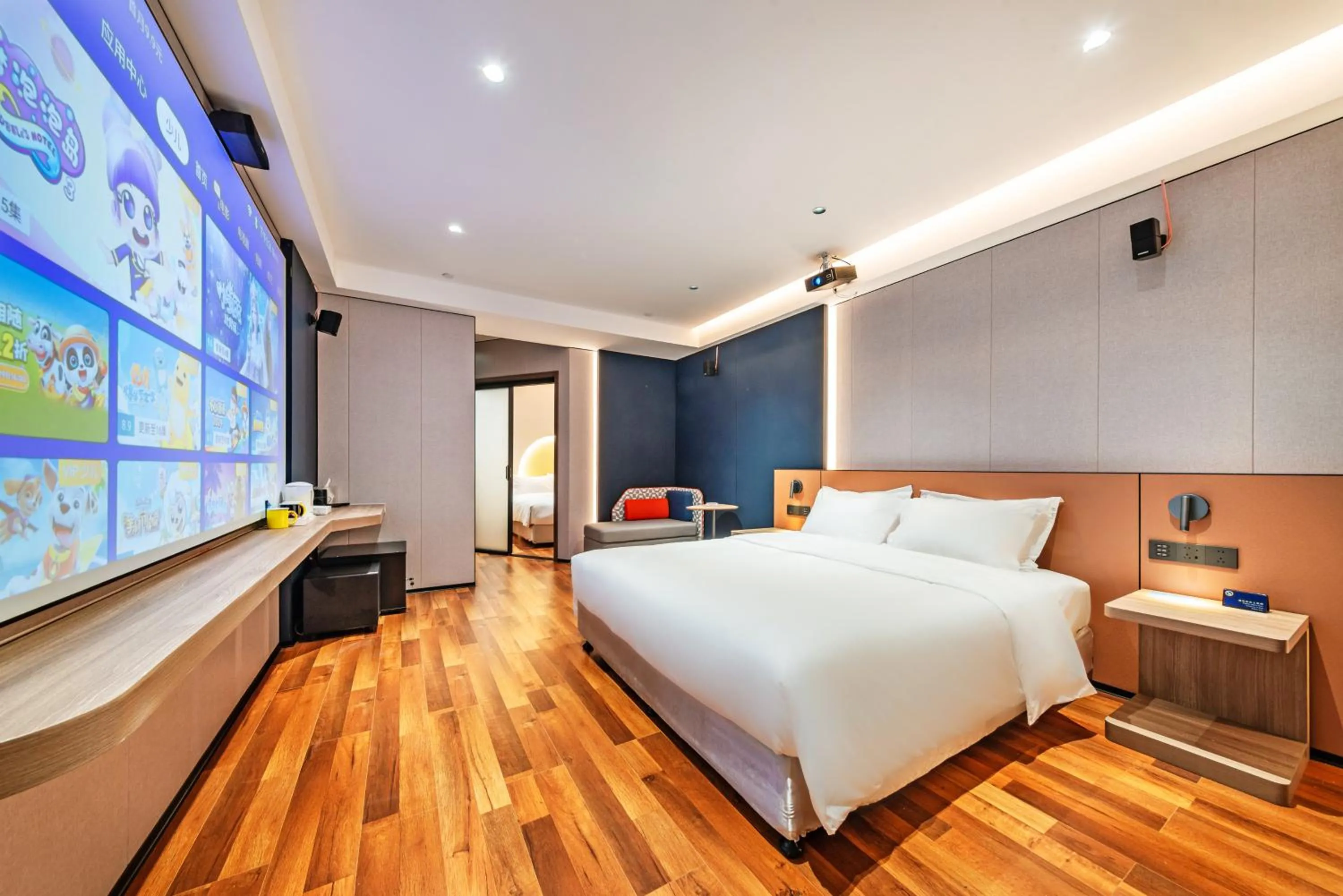 Photo of the whole room, Bed in Holiday Inn Express Chengde Downtown by IHG