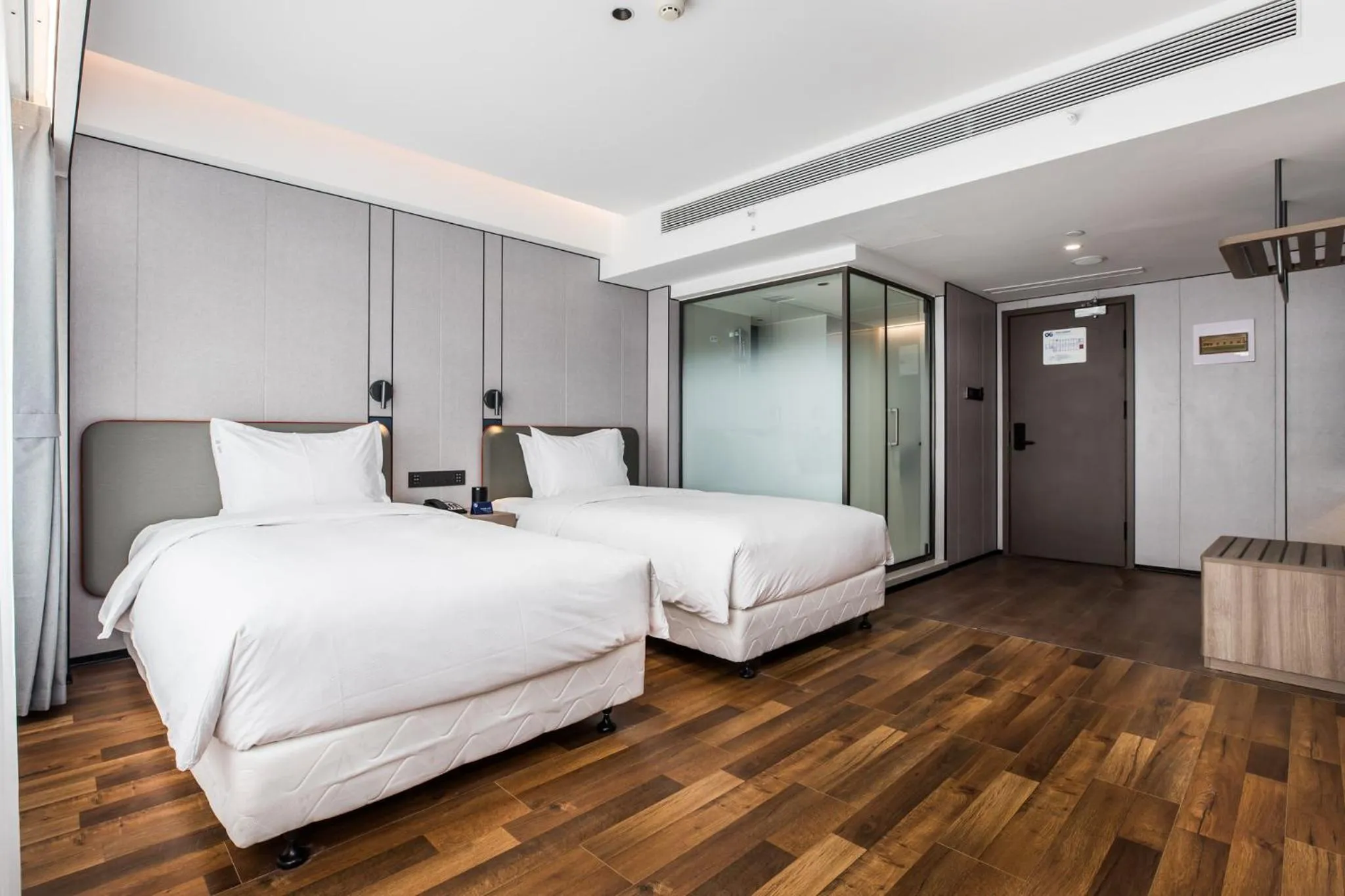 Photo of the whole room, Bed in Holiday Inn Express Chengde Downtown by IHG