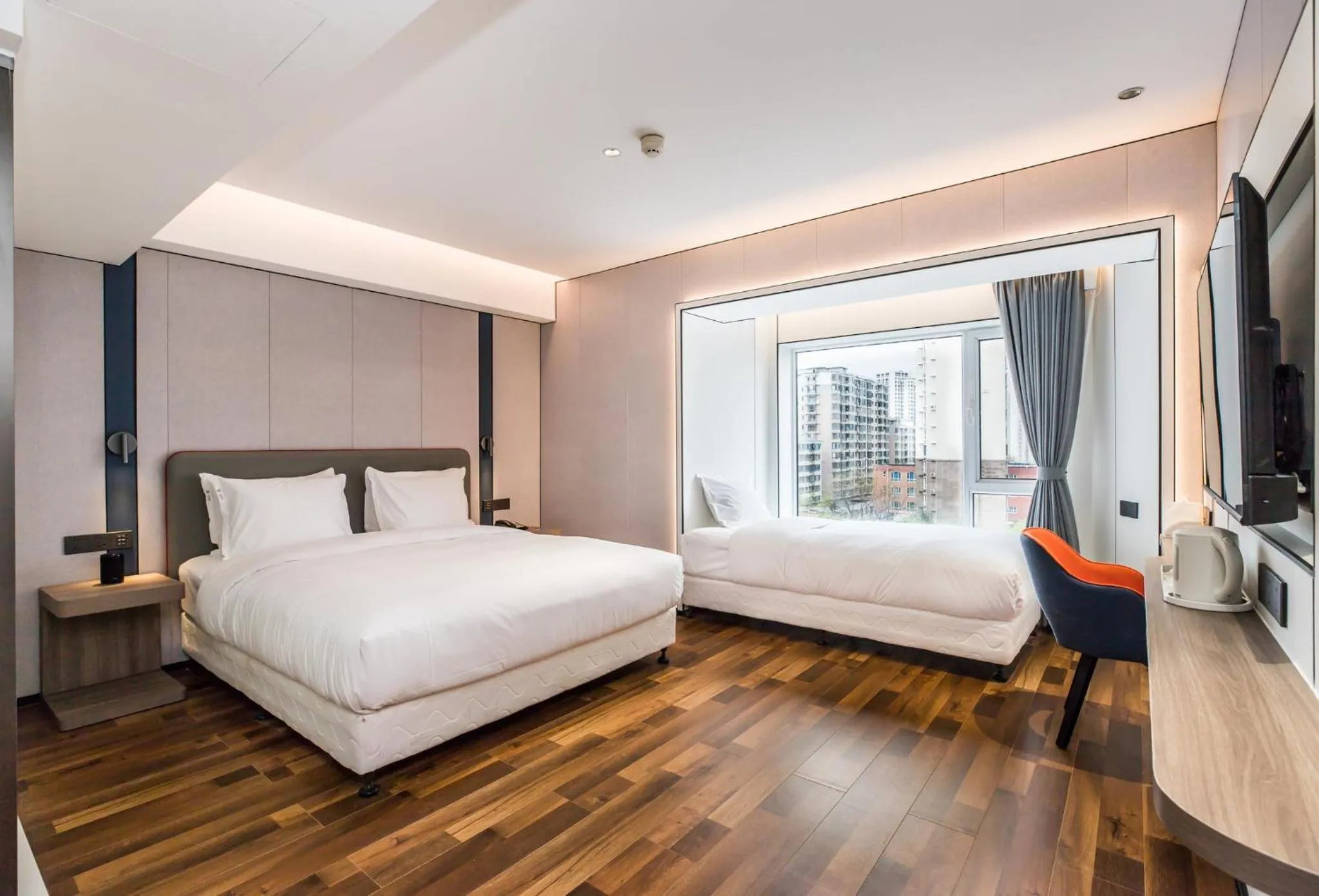 Photo of the whole room, Bed in Holiday Inn Express Chengde Downtown by IHG