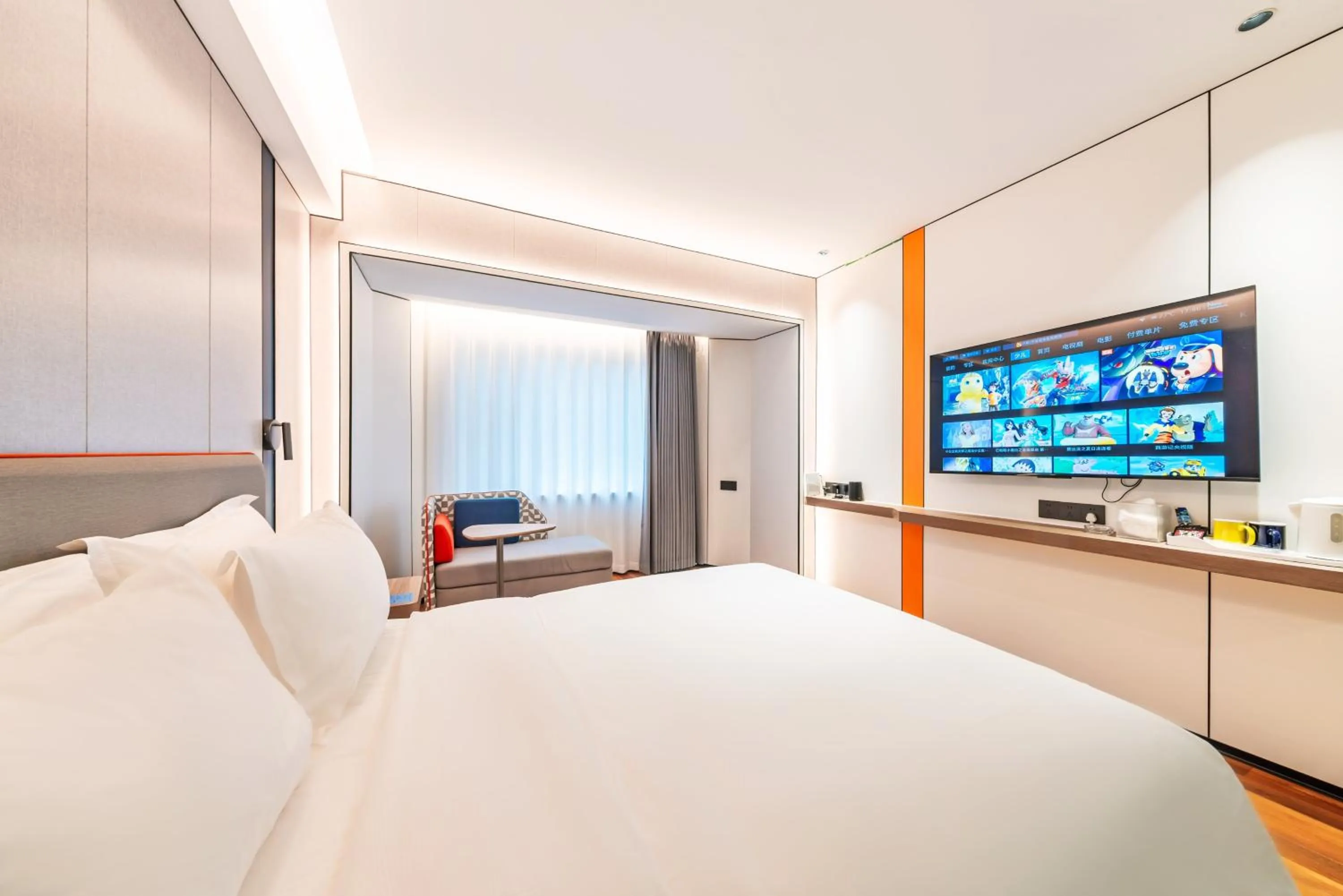 Photo of the whole room, Bed in Holiday Inn Express Chengde Downtown by IHG