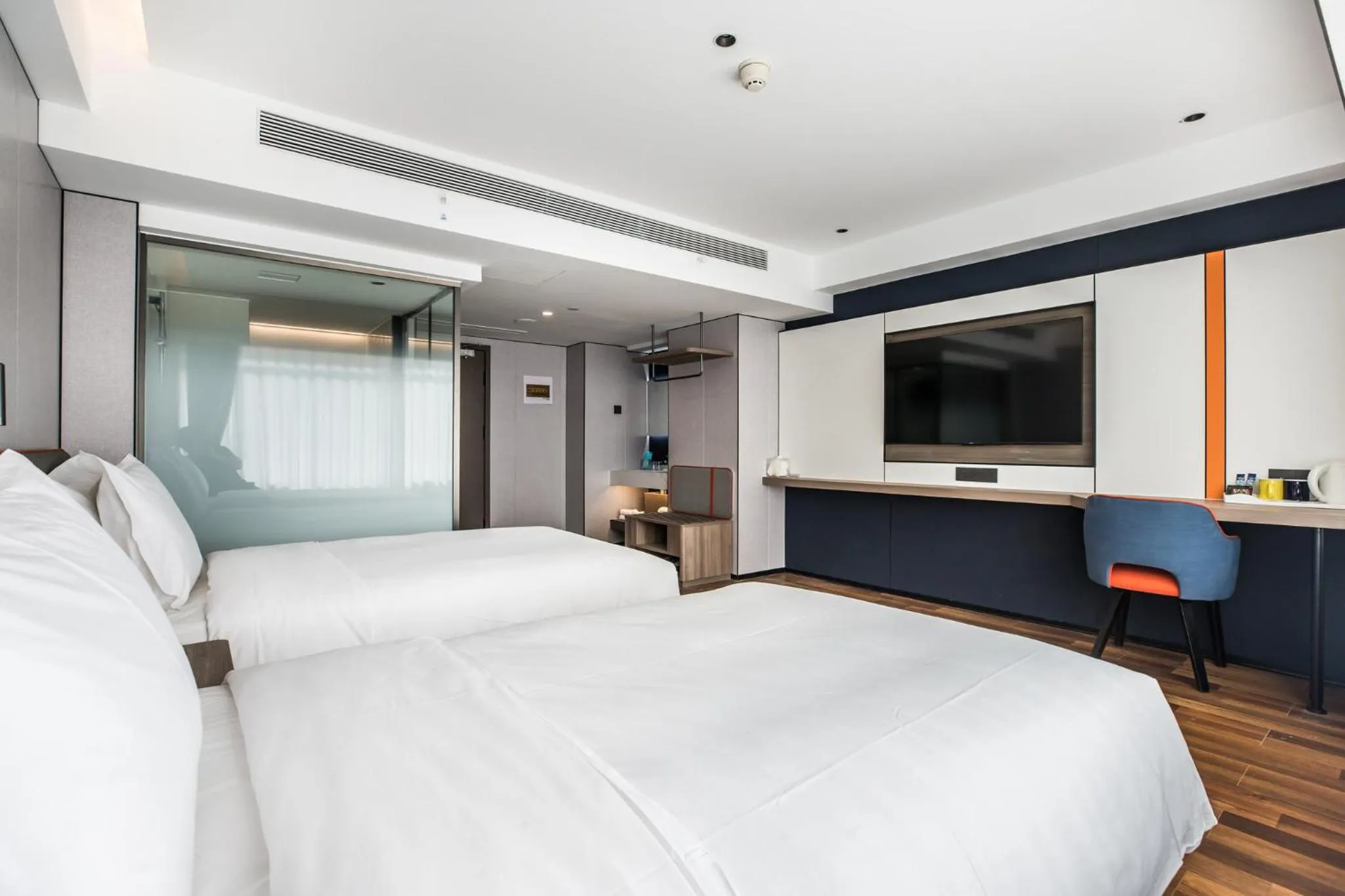 Photo of the whole room, Bed in Holiday Inn Express Chengde Downtown by IHG