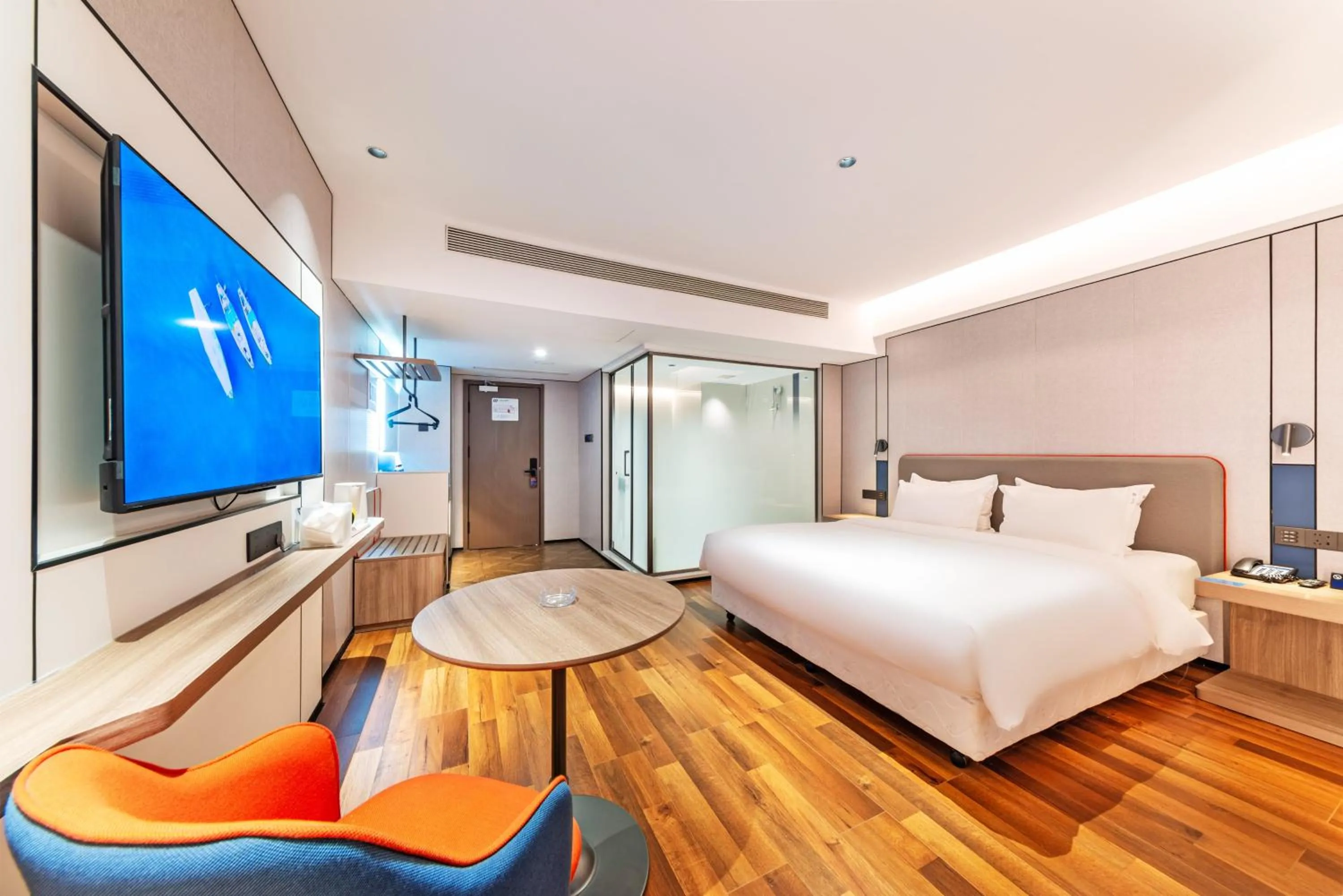 Photo of the whole room, Bed in Holiday Inn Express Chengde Downtown by IHG