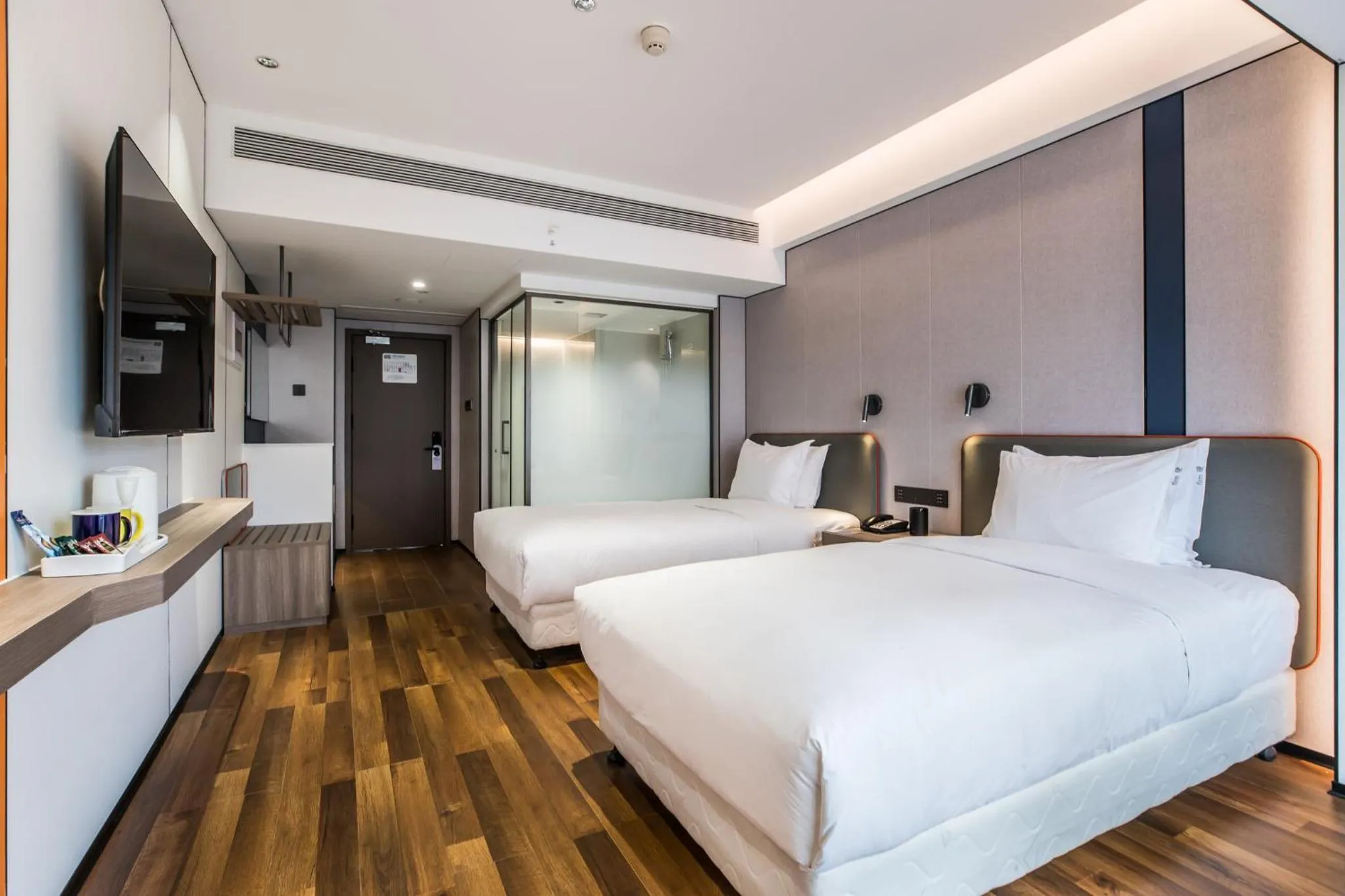 Photo of the whole room, Bed in Holiday Inn Express Chengde Downtown by IHG