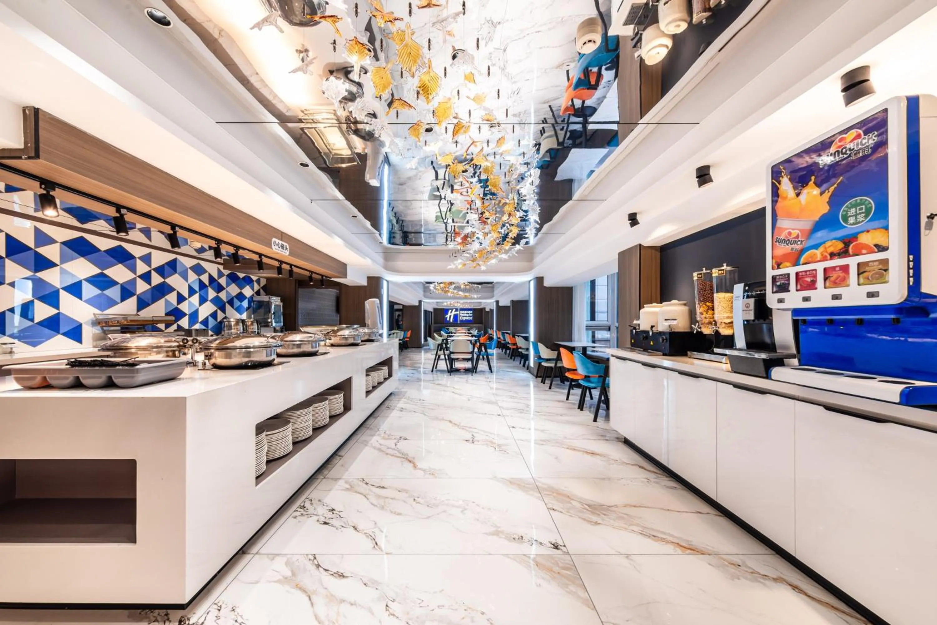 Restaurant/places to eat in Holiday Inn Express Chengde Downtown by IHG