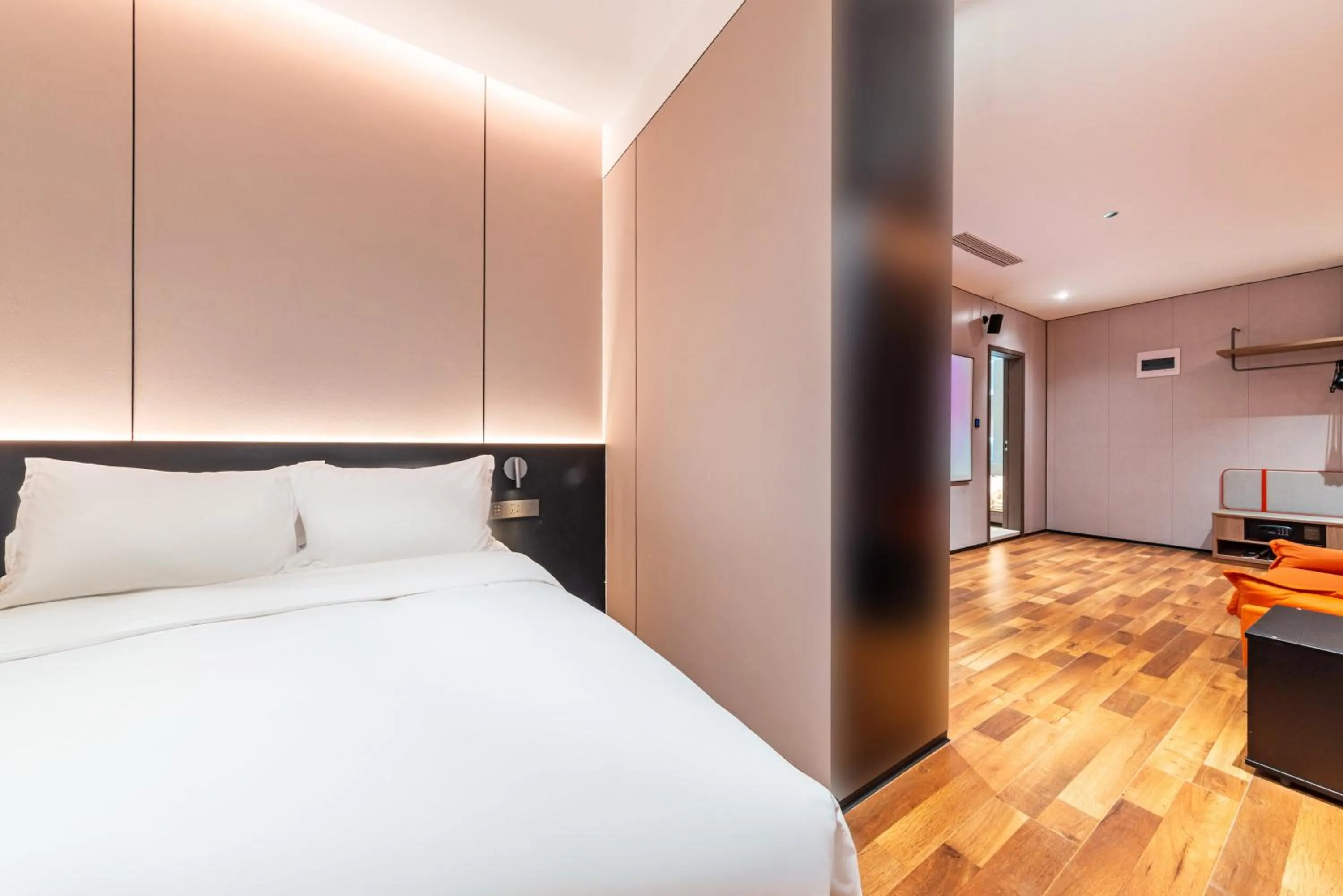 Photo of the whole room, Bed in Holiday Inn Express Chengde Downtown by IHG