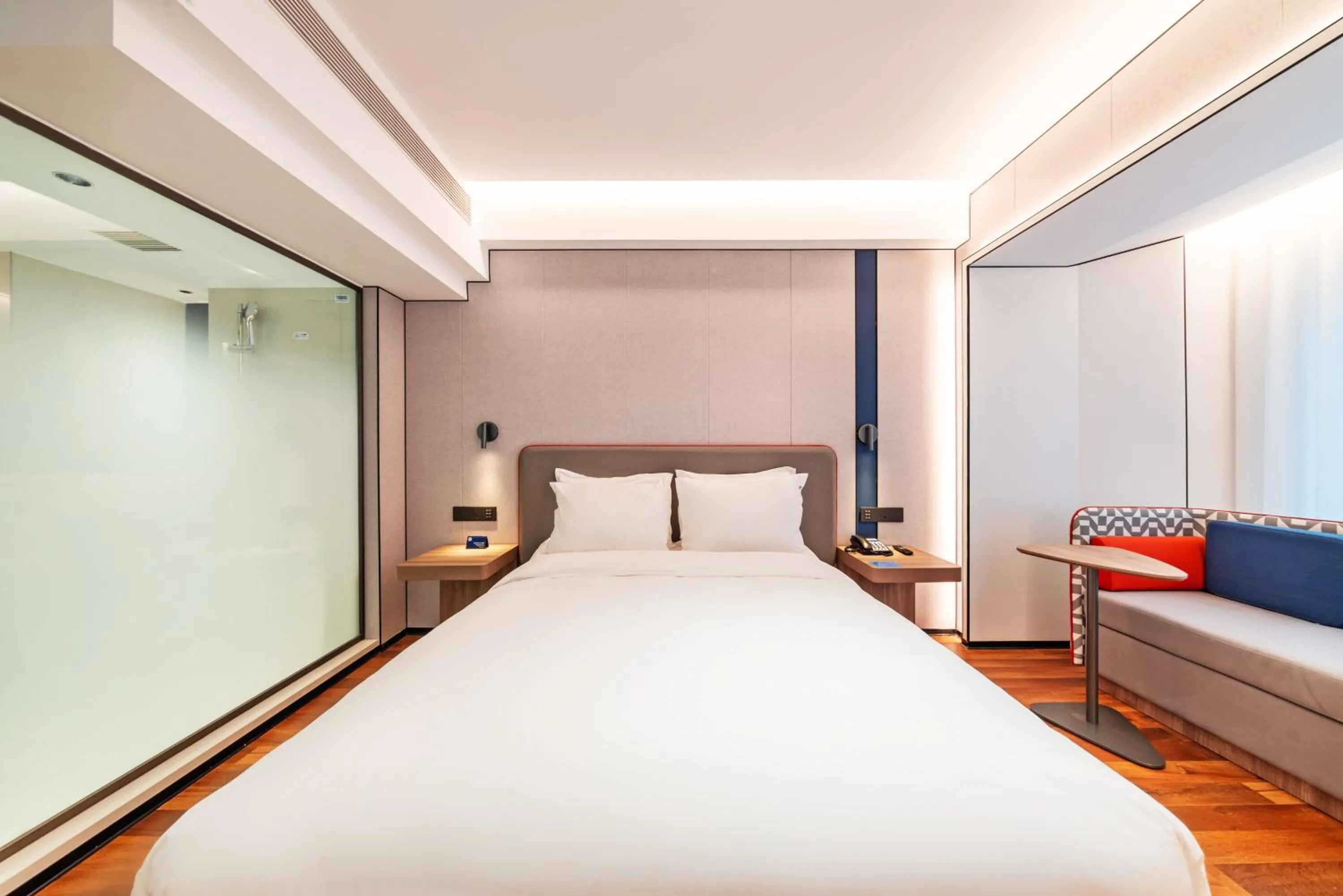 Photo of the whole room, Bed in Holiday Inn Express Chengde Downtown by IHG