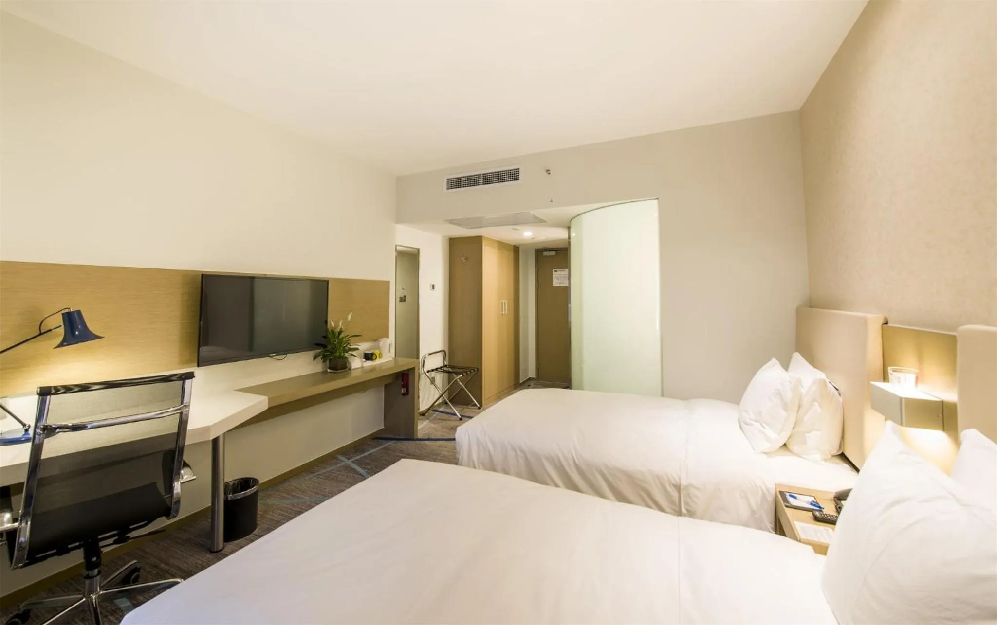 Photo of the whole room, Bed in Holiday Inn Express Chengde Downtown by IHG