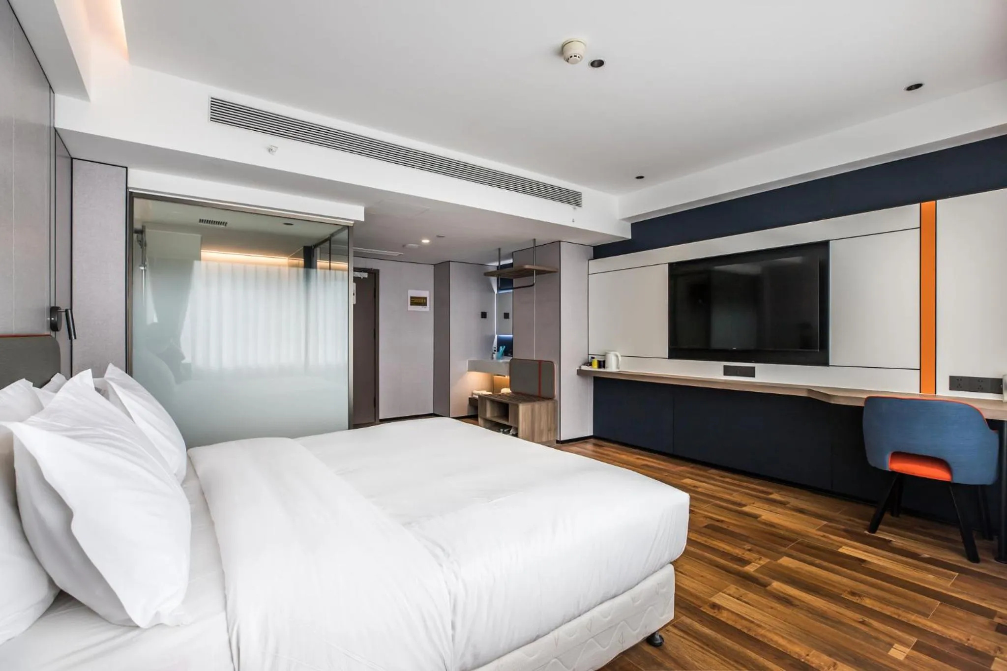 Photo of the whole room, Bed in Holiday Inn Express Chengde Downtown by IHG