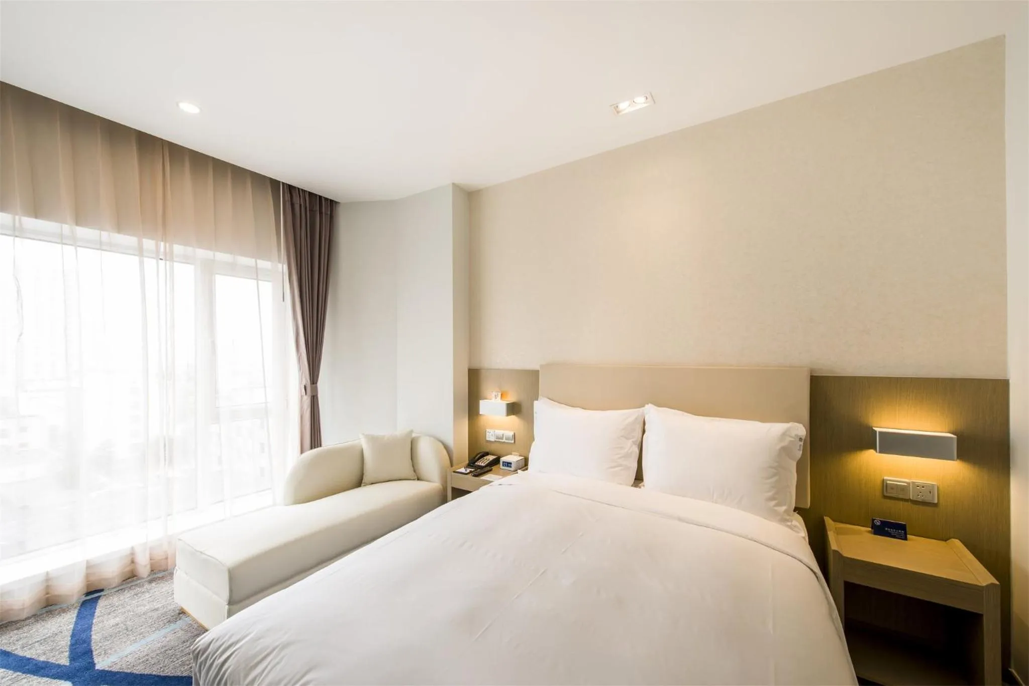 Photo of the whole room, Bed in Holiday Inn Express Chengde Downtown by IHG