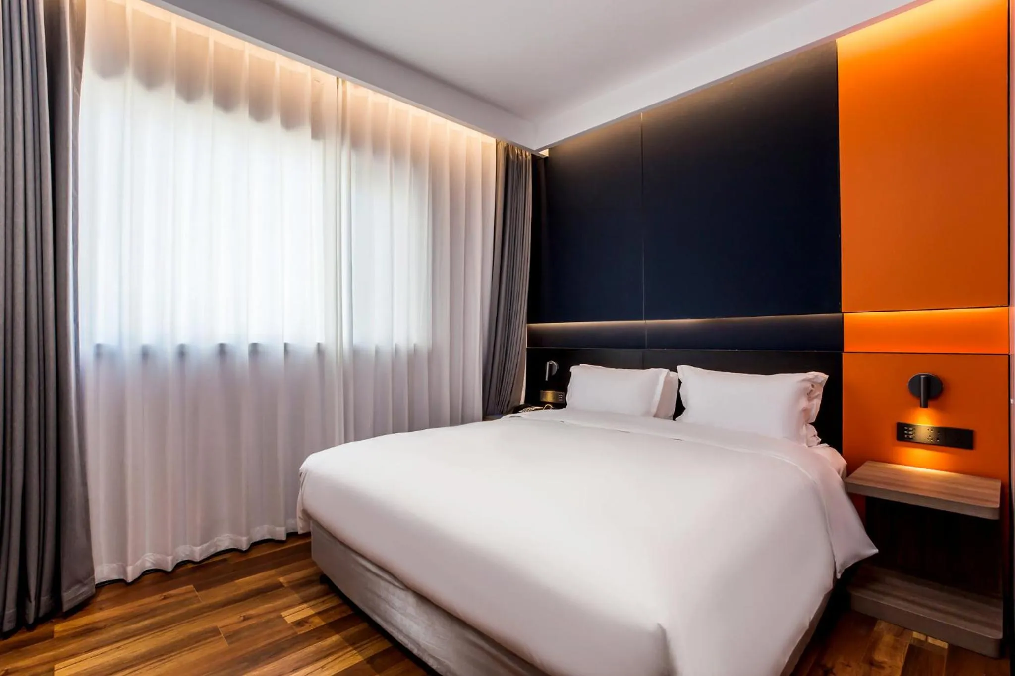 Photo of the whole room, Bed in Holiday Inn Express Chengde Downtown by IHG