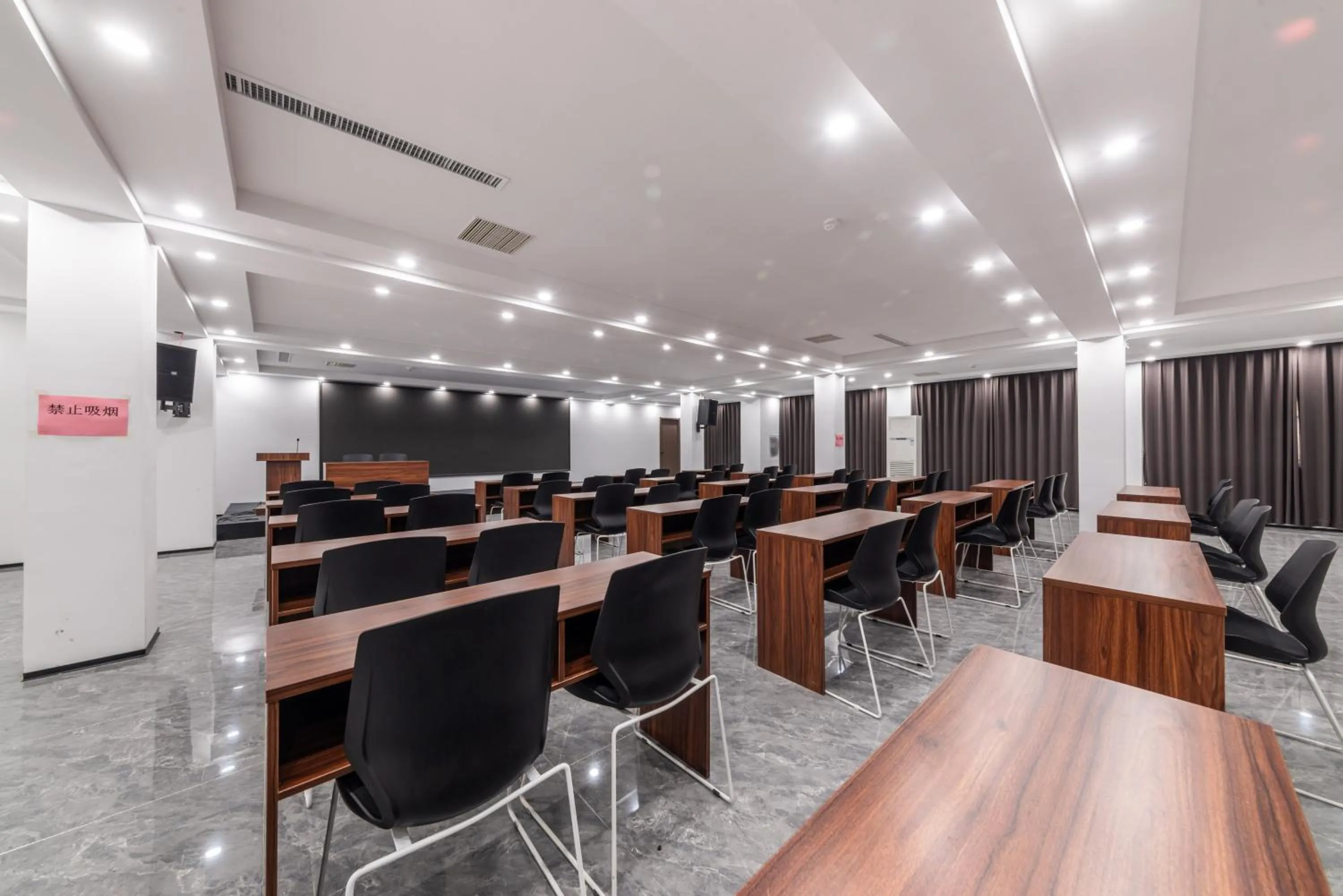 Meeting/conference room in Holiday Inn Express Chengde Downtown by IHG