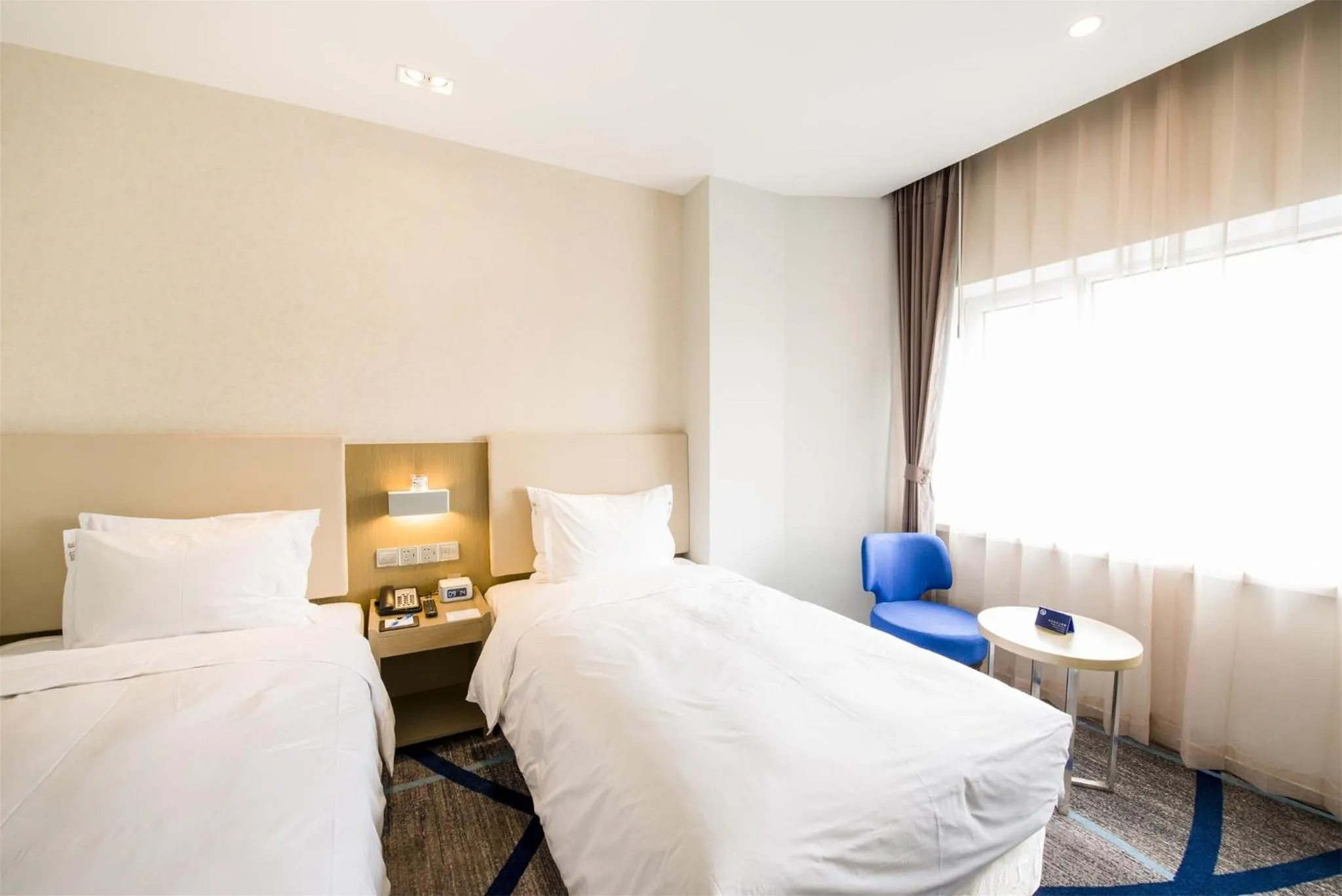 Photo of the whole room, Bed in Holiday Inn Express Chengde Downtown by IHG