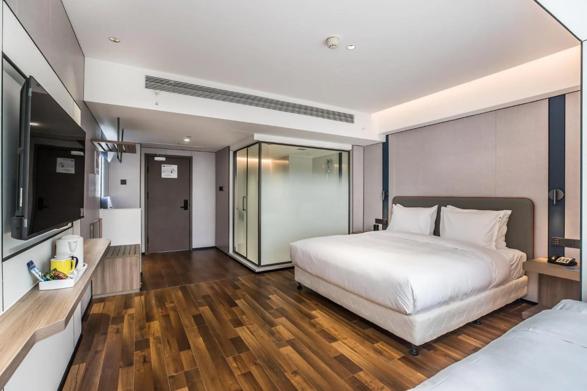 Photo of the whole room, Bed in Holiday Inn Express Chengde Downtown by IHG