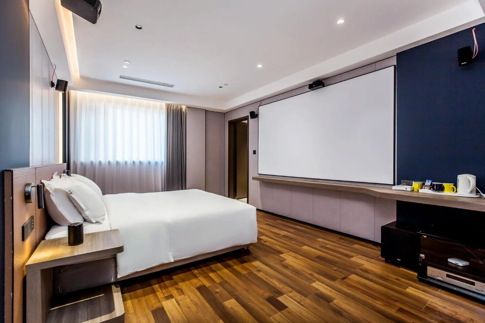 Photo of the whole room, Bed in Holiday Inn Express Chengde Downtown by IHG