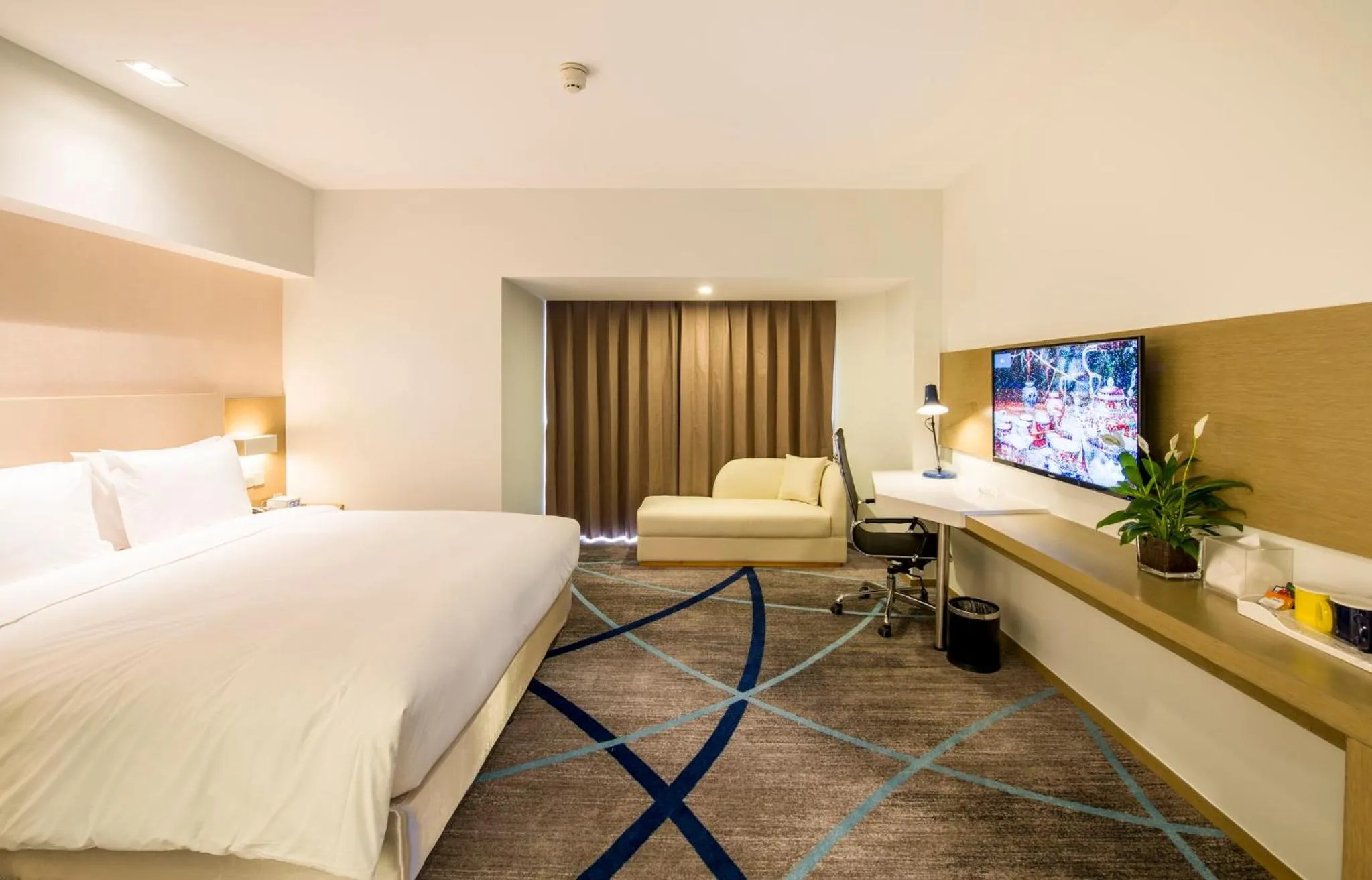 Photo of the whole room, Bed in Holiday Inn Express Chengde Downtown by IHG