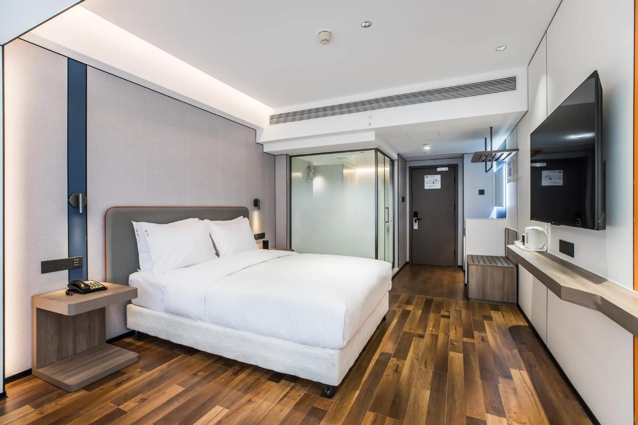 Photo of the whole room, Bed in Holiday Inn Express Chengde Downtown by IHG