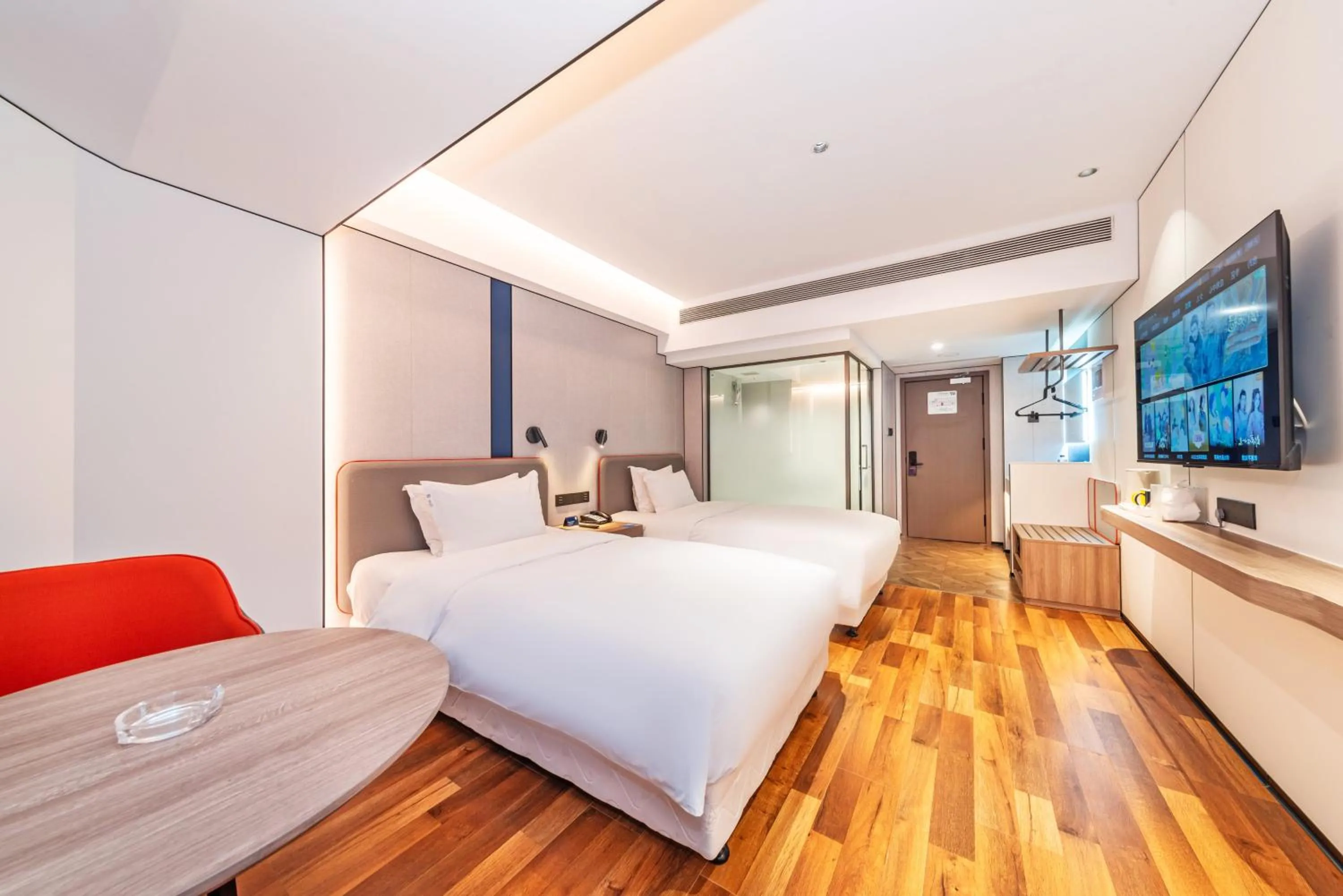 Photo of the whole room, Bed in Holiday Inn Express Chengde Downtown by IHG